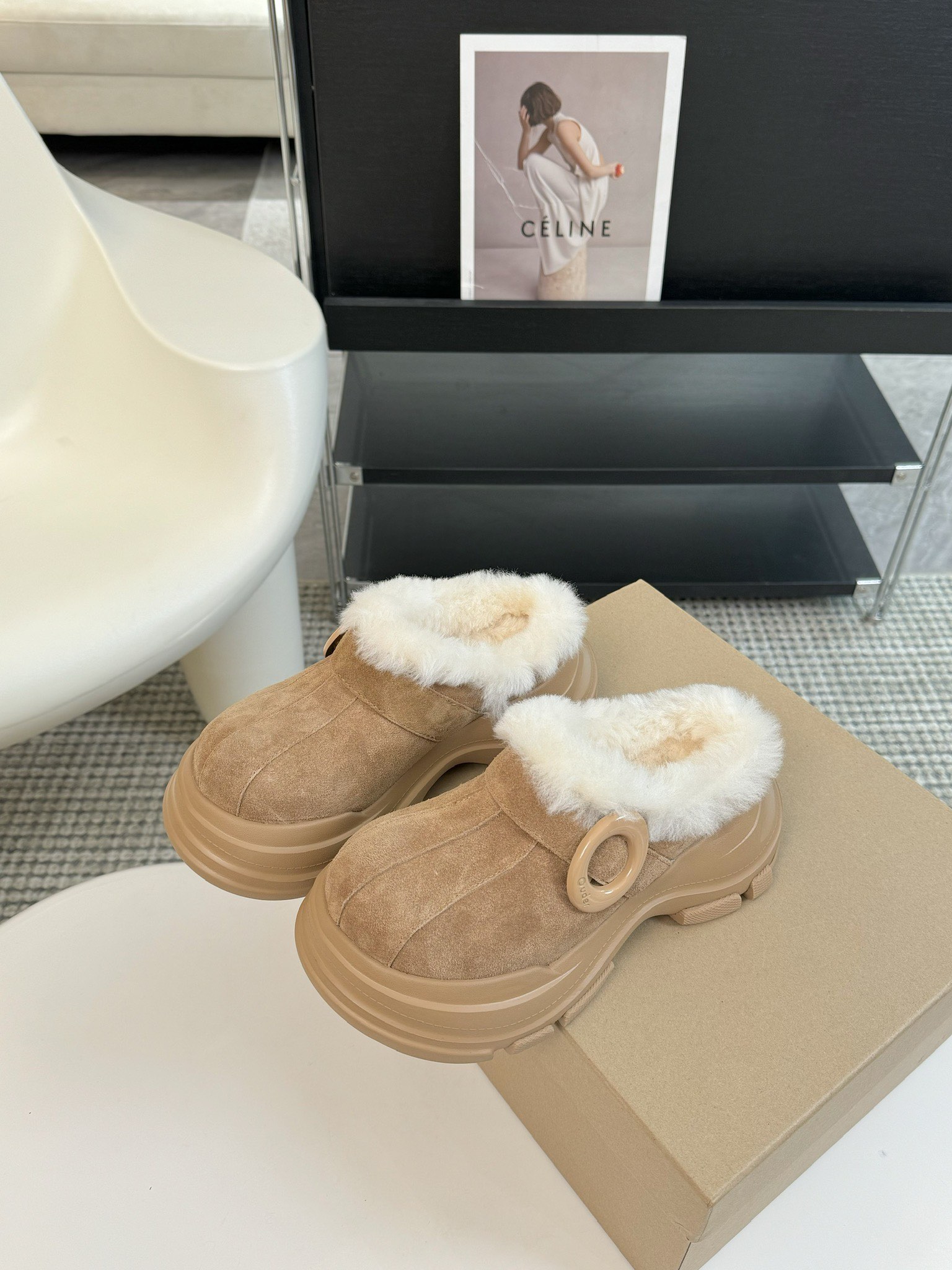 #秋冬新款雪地靴系列明星同款！刷爆小红书超级软糯糯延续经典大头设计圆弧形鞋头有足够的空间伸展贴合脚型采用