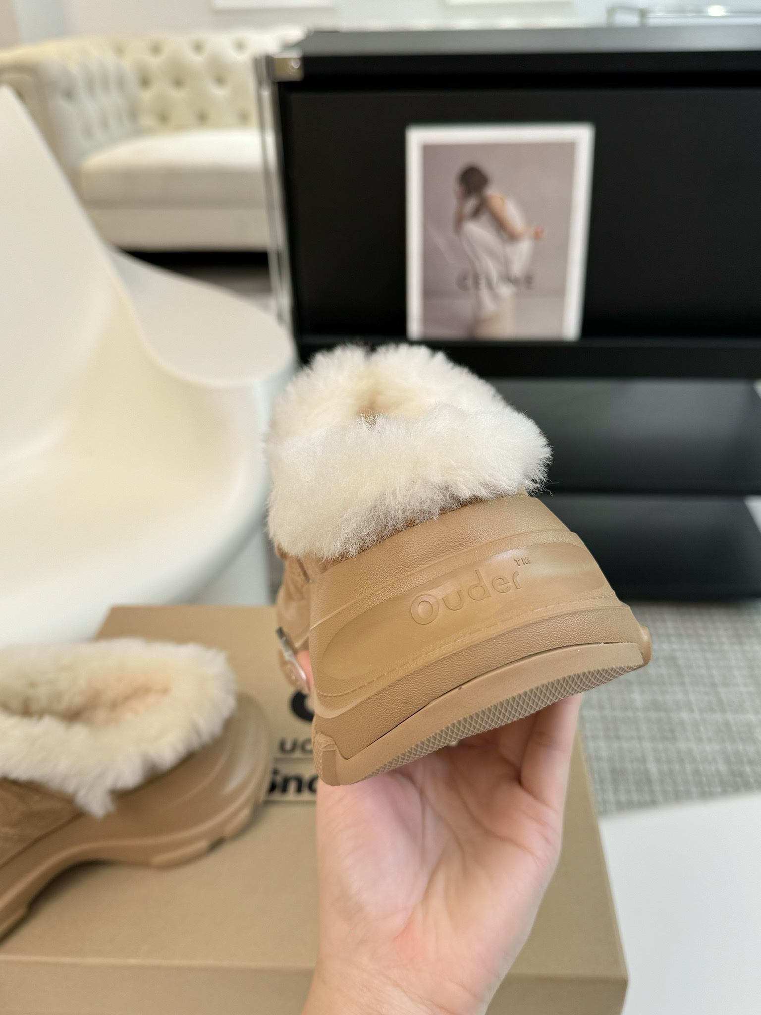 #秋冬新款雪地靴系列明星同款！刷爆小红书超级软糯糯延续经典大头设计圆弧形鞋头有足够的空间伸展贴合脚型采用