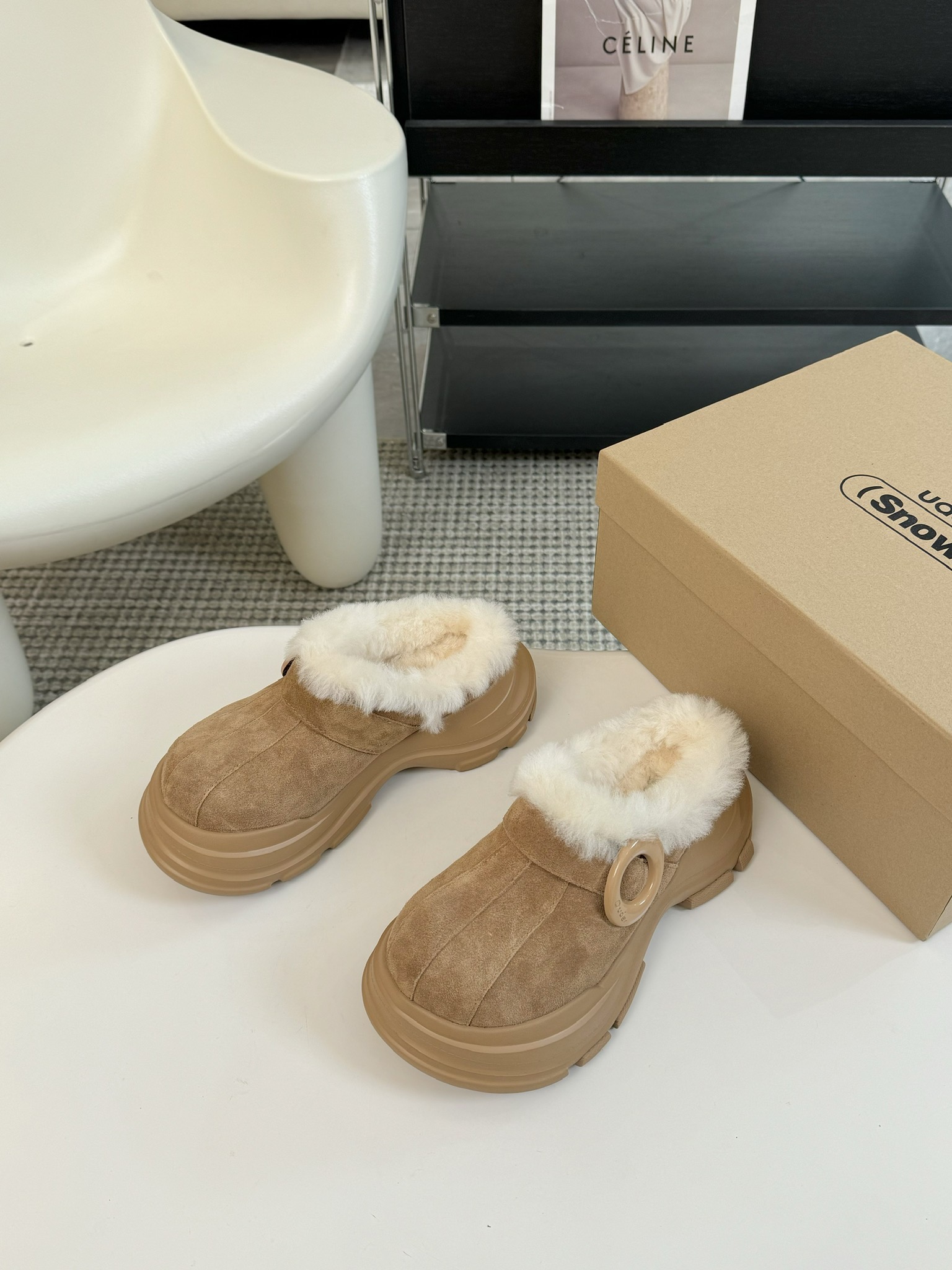 #秋冬新款雪地靴系列明星同款！刷爆小红书超级软糯糯延续经典大头设计圆弧形鞋头有足够的空间伸展贴合脚型采用