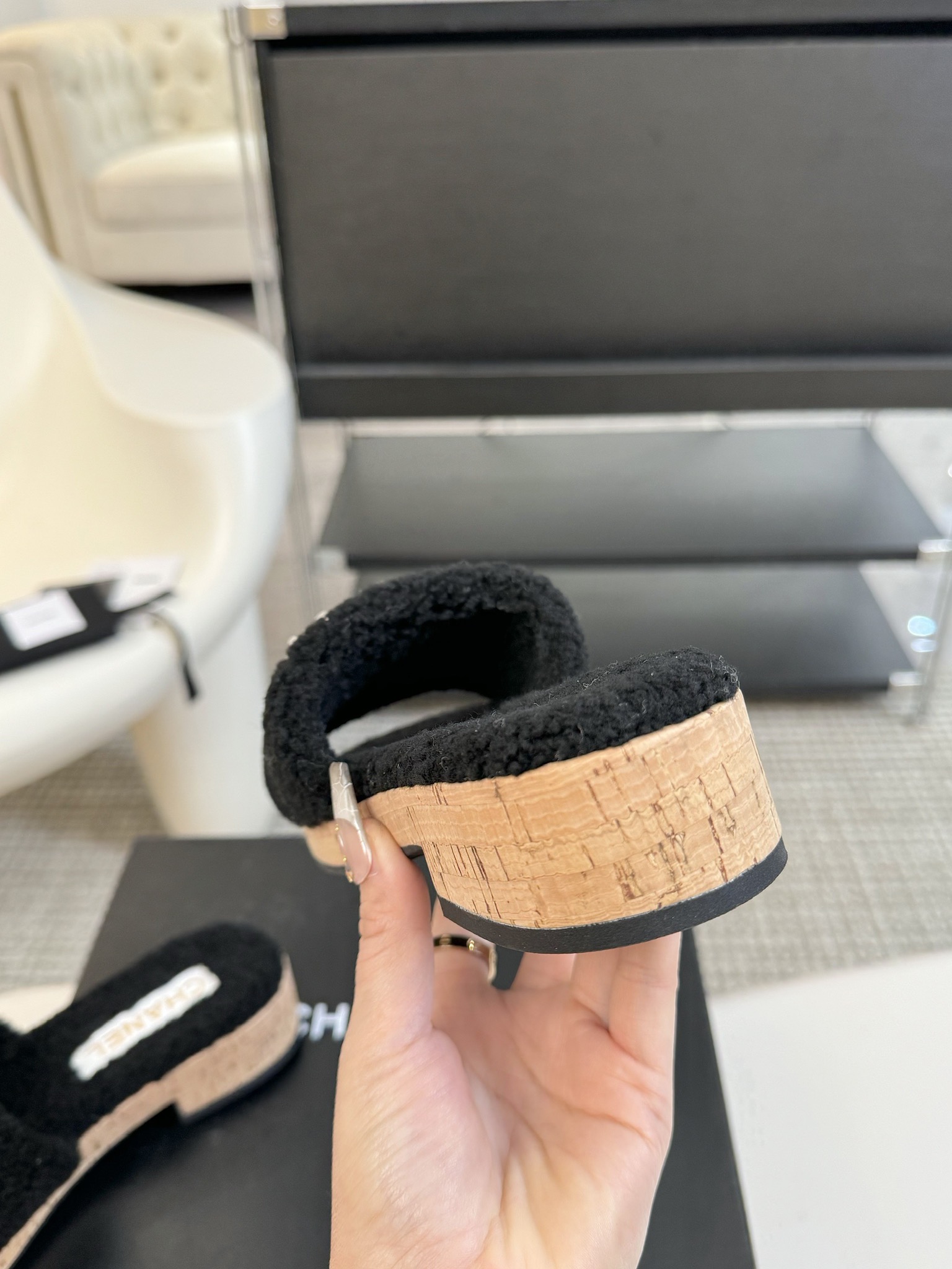 CHANE*小香经典四季双C毛毛拖鞋这款毛拖真的是真太可爱了柔软蓬松的毛毛舒服暖脚!秋冬搭配袜子休闲又慵