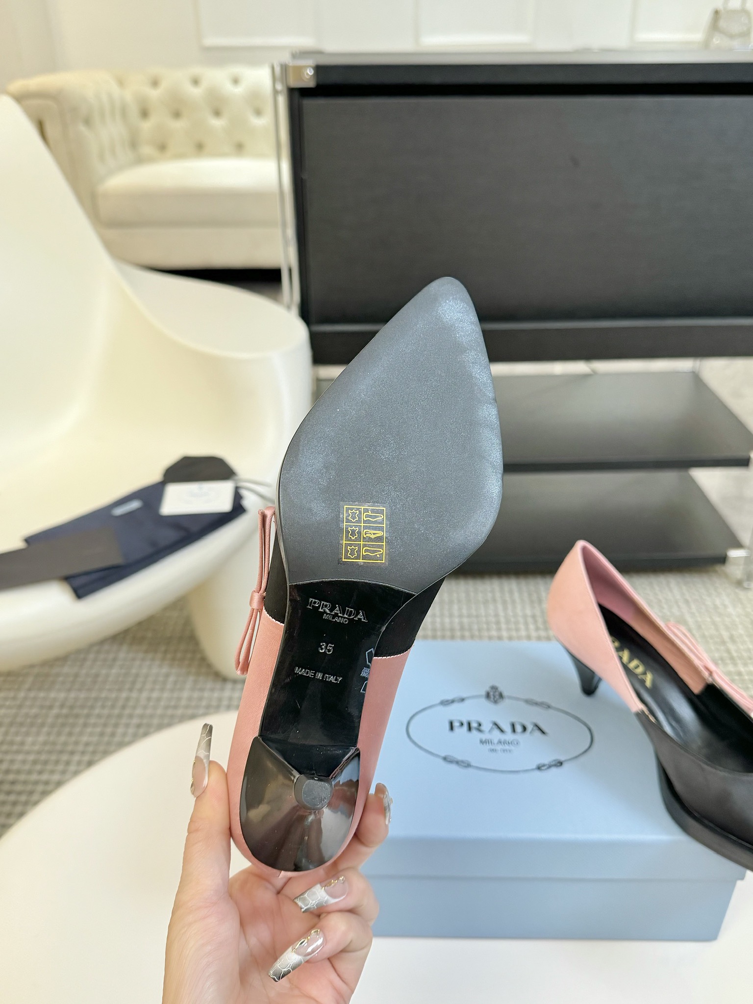 
Prada 普拉达 25ss早春新款 绝美尖头跟鞋 

时尚界久违的极简之美
经典时尚配色 毫不费力的