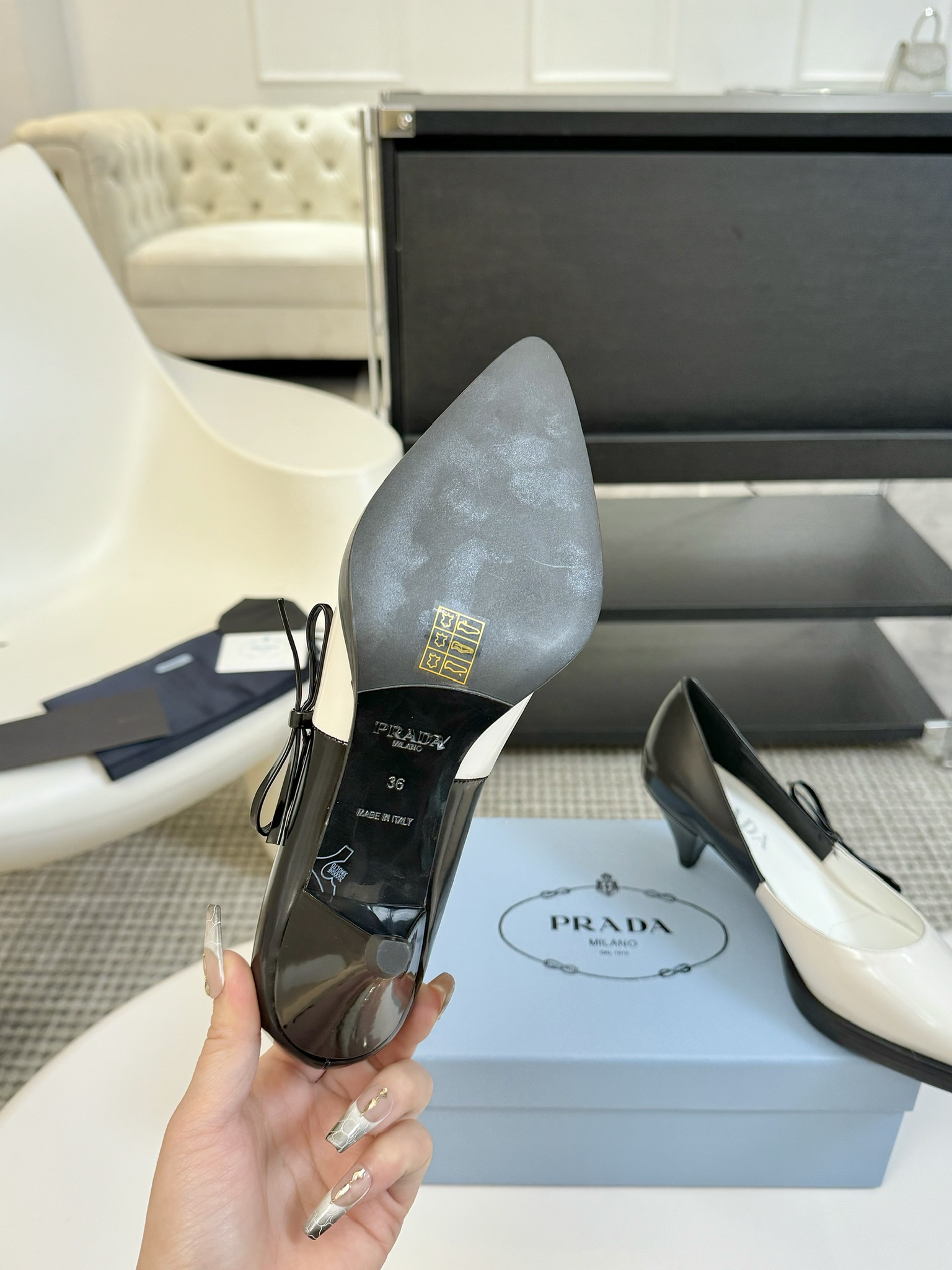 
Prada 普拉达 25ss早春新款 绝美尖头跟鞋 

时尚界久违的极简之美
经典时尚配色 毫不费力的