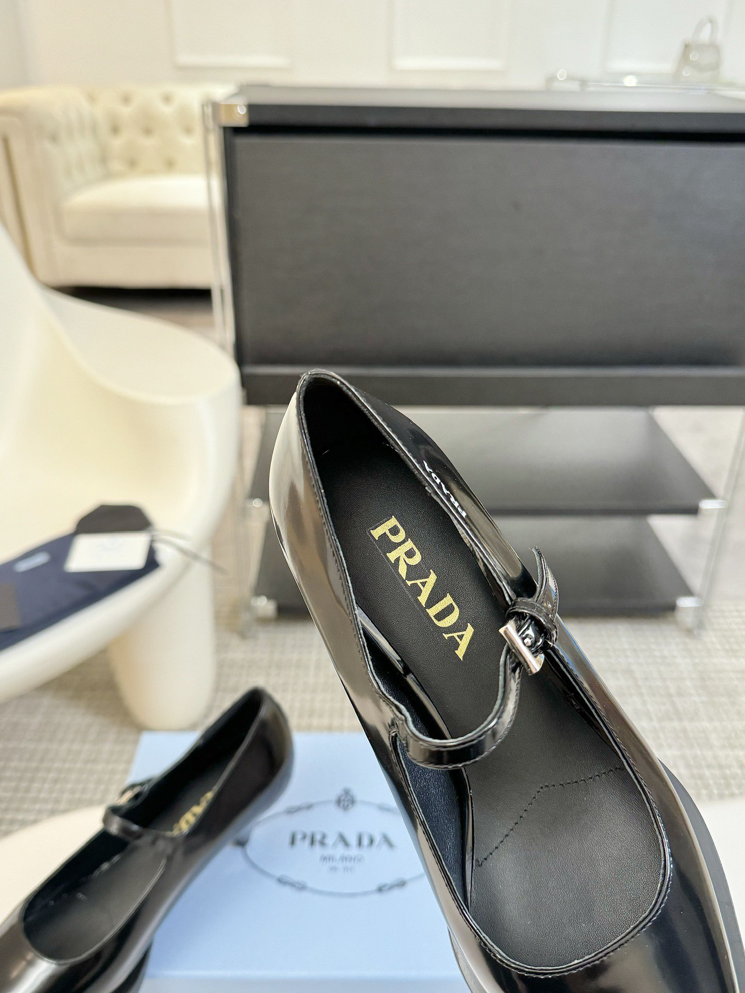 
Prada 普拉达 25ss早春新款 绝美尖头跟鞋 

时尚界久违的极简之美
经典时尚配色 毫不费力的