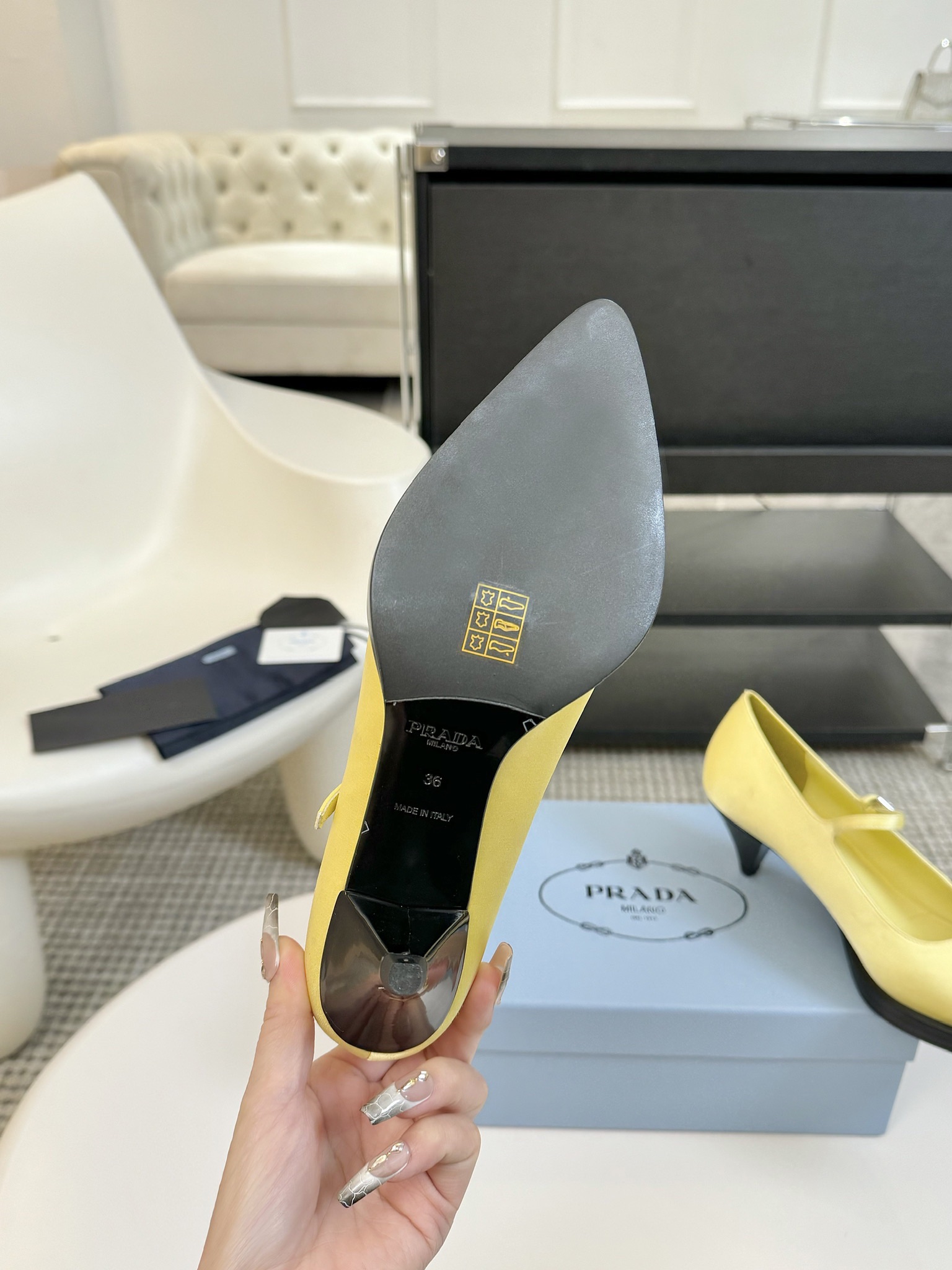 
Prada 普拉达 25ss早春新款 绝美尖头跟鞋 

时尚界久违的极简之美
经典时尚配色 毫不费力的