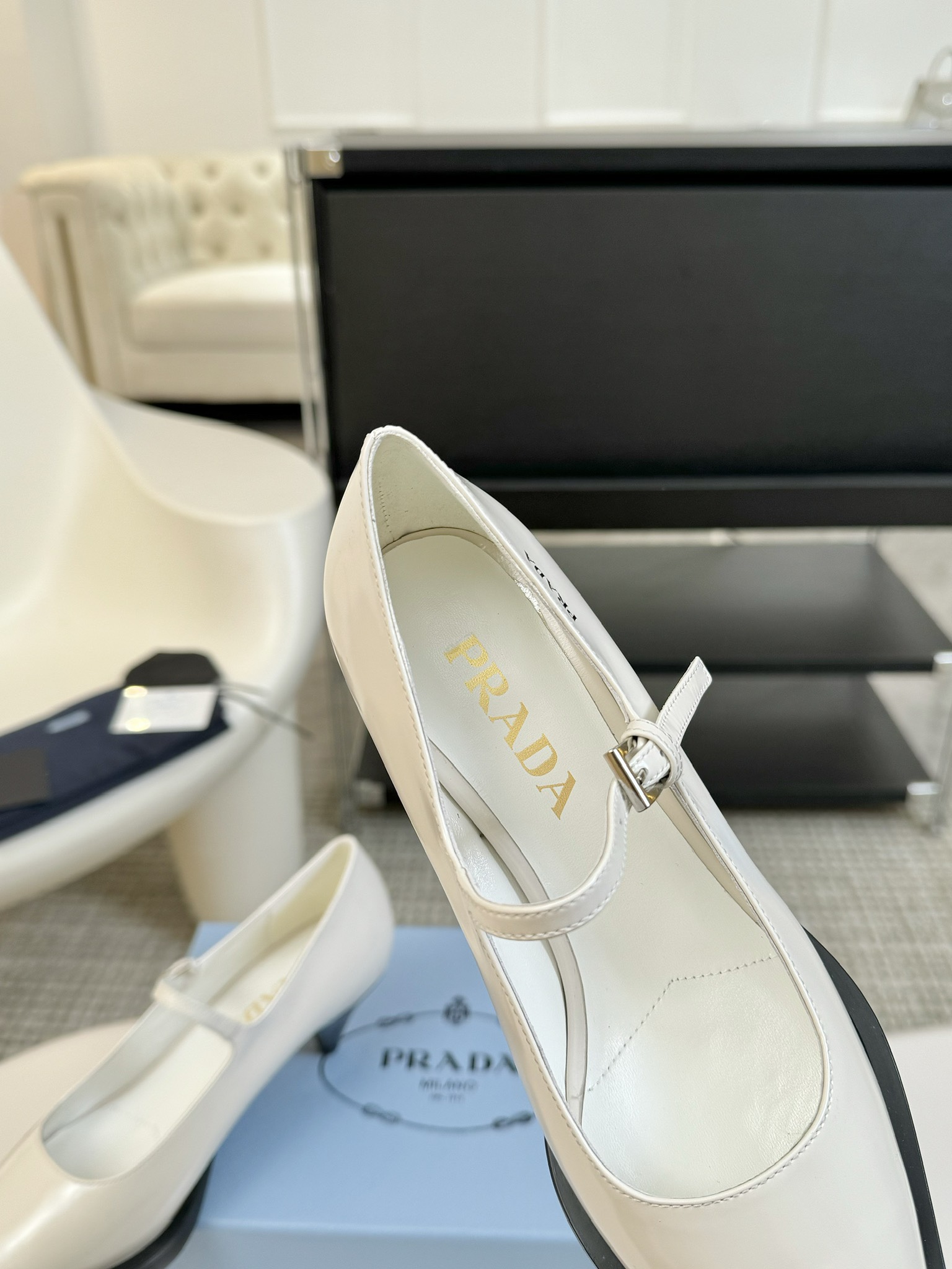 
Prada 普拉达 25ss早春新款 绝美尖头跟鞋 

时尚界久违的极简之美
经典时尚配色 毫不费力的