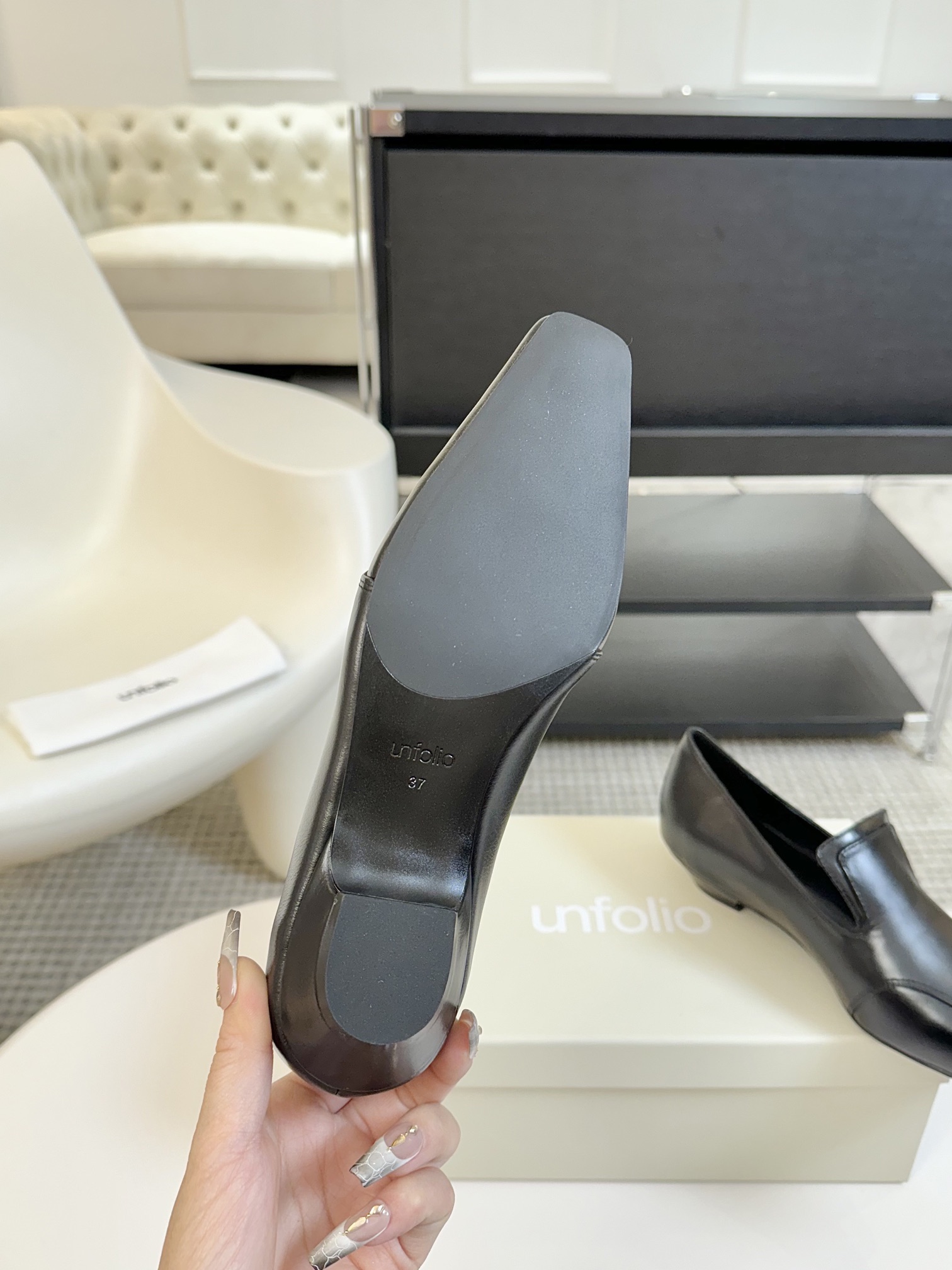 
UNFOLIO 小众潮牌 24ss秋冬新款 复古深口单鞋

把实穿主义与个性时髦拿捏得恰到好处 通勤和