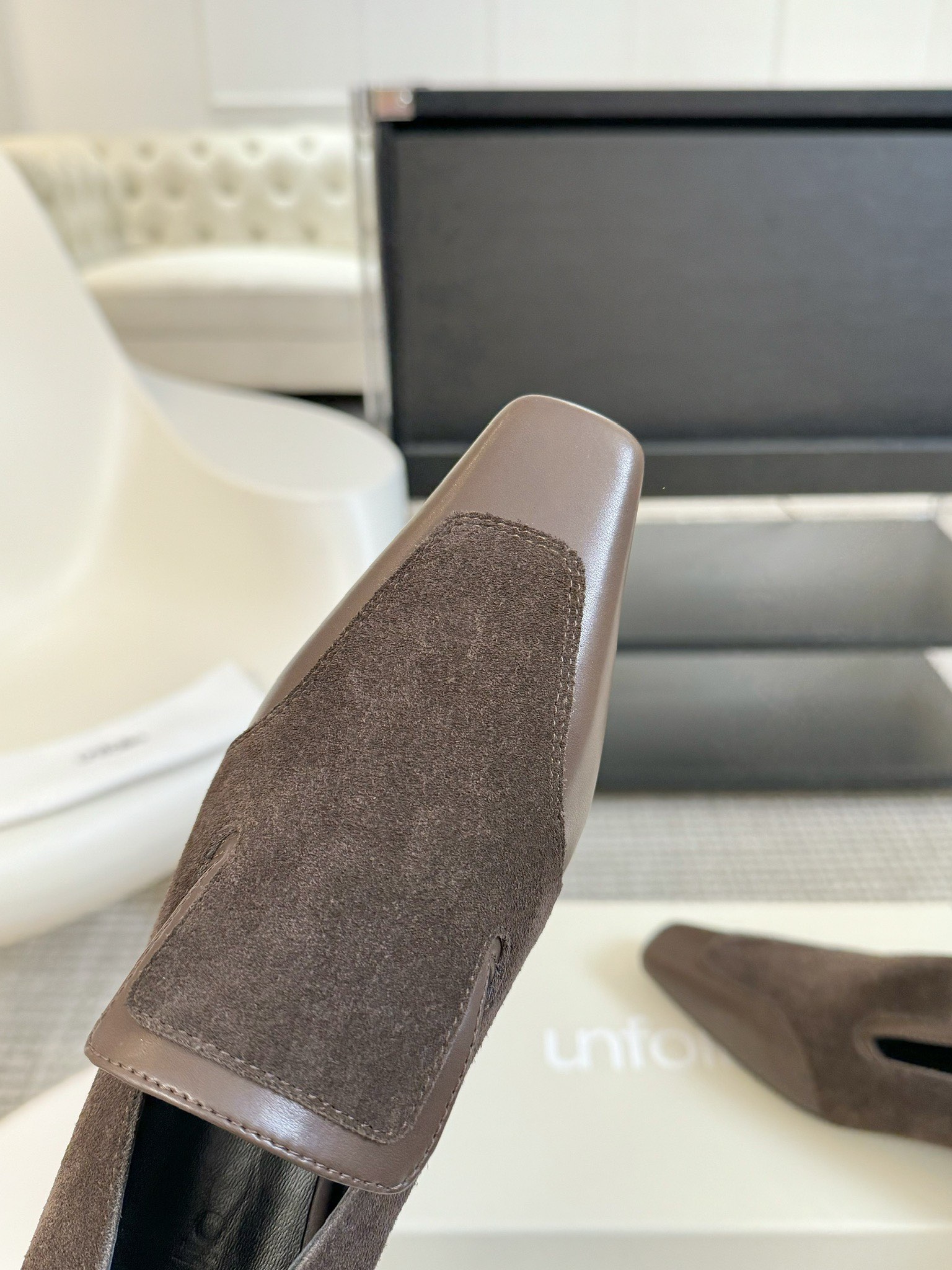
UNFOLIO 小众潮牌 24ss秋冬新款 复古深口单鞋

把实穿主义与个性时髦拿捏得恰到好处 通勤和