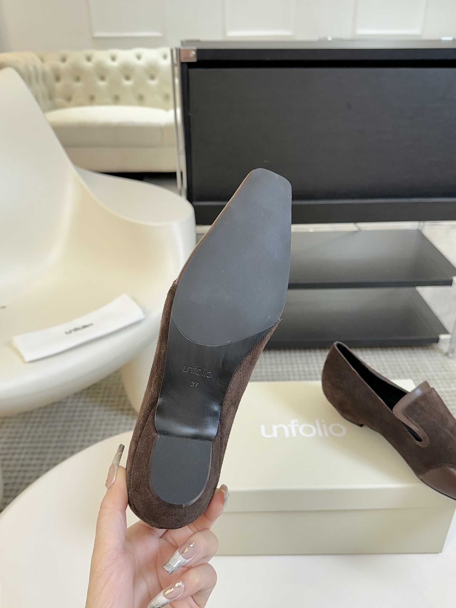 
UNFOLIO 小众潮牌 24ss秋冬新款 复古深口单鞋

把实穿主义与个性时髦拿捏得恰到好处 通勤和