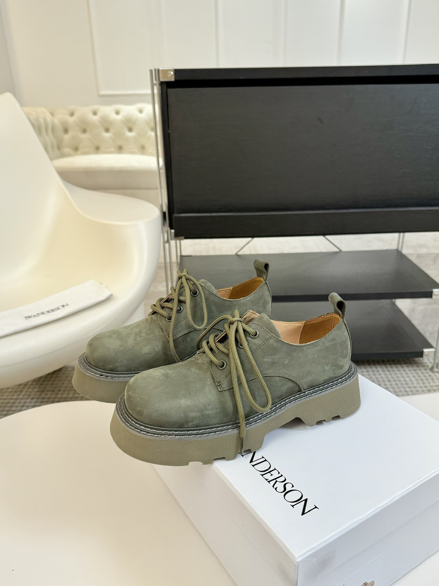 
JW Anderson 25春夏新款走秀款松糕厚底圆头休闲鞋！英国小众品牌独特而不夸张的设计、不易撞款