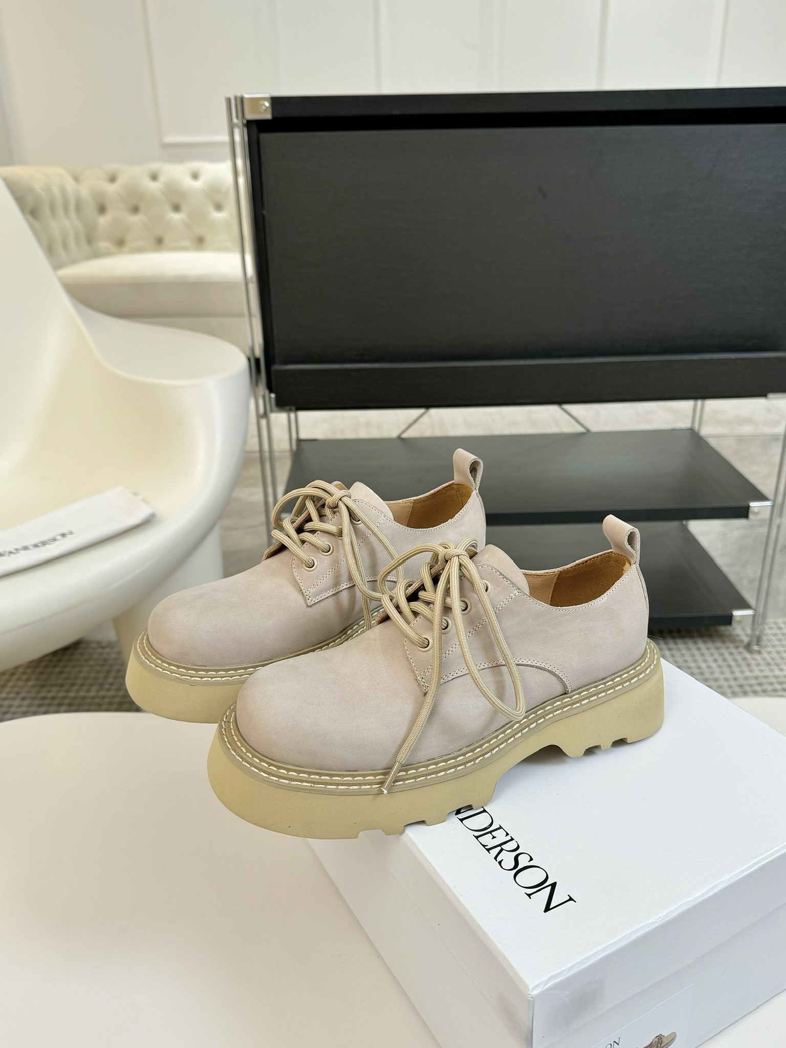 
JW Anderson 25春夏新款走秀款松糕厚底圆头休闲鞋！英国小众品牌独特而不夸张的设计、不易撞款