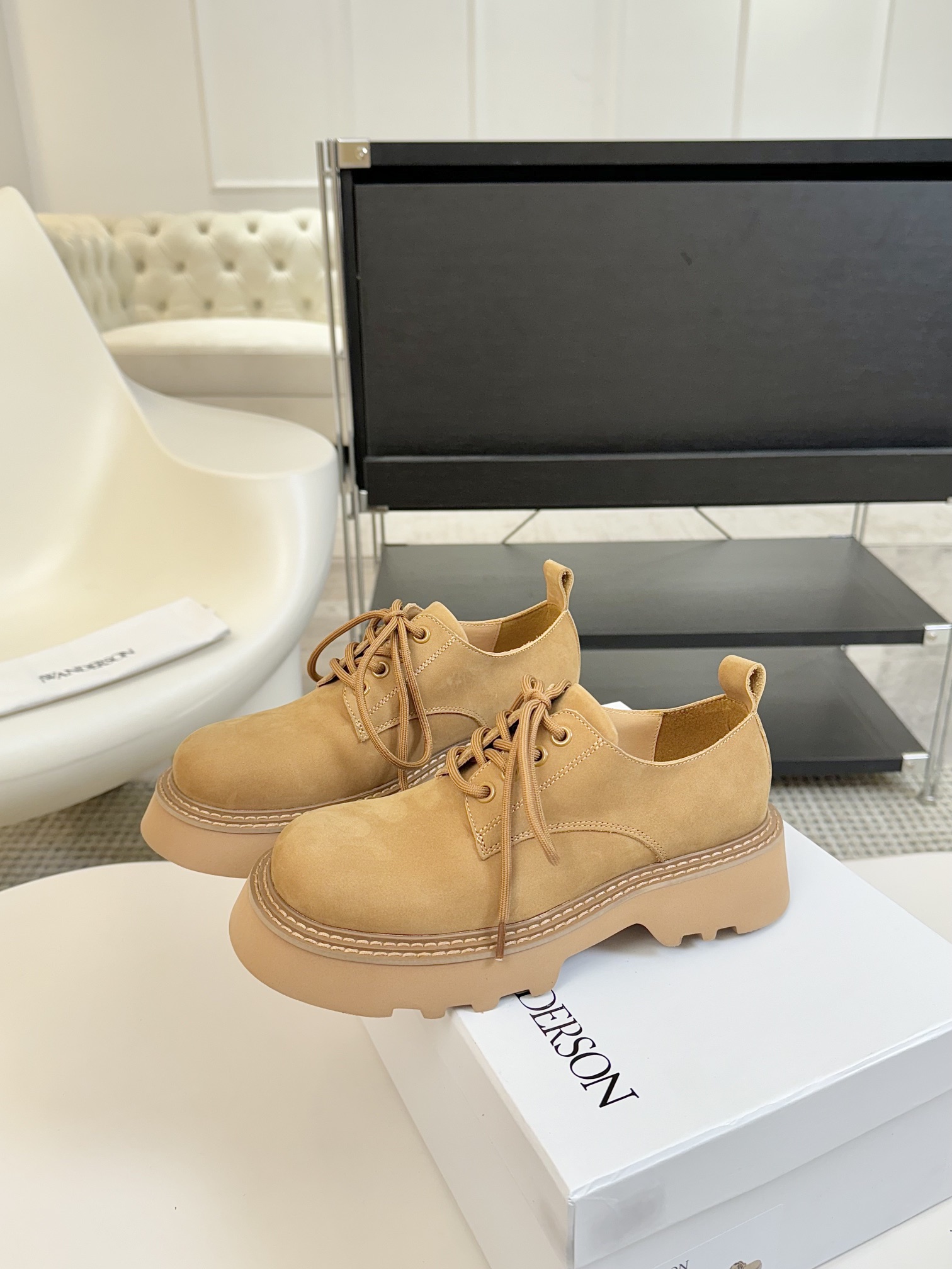 
JW Anderson 25春夏新款走秀款松糕厚底圆头休闲鞋！英国小众品牌独特而不夸张的设计、不易撞款