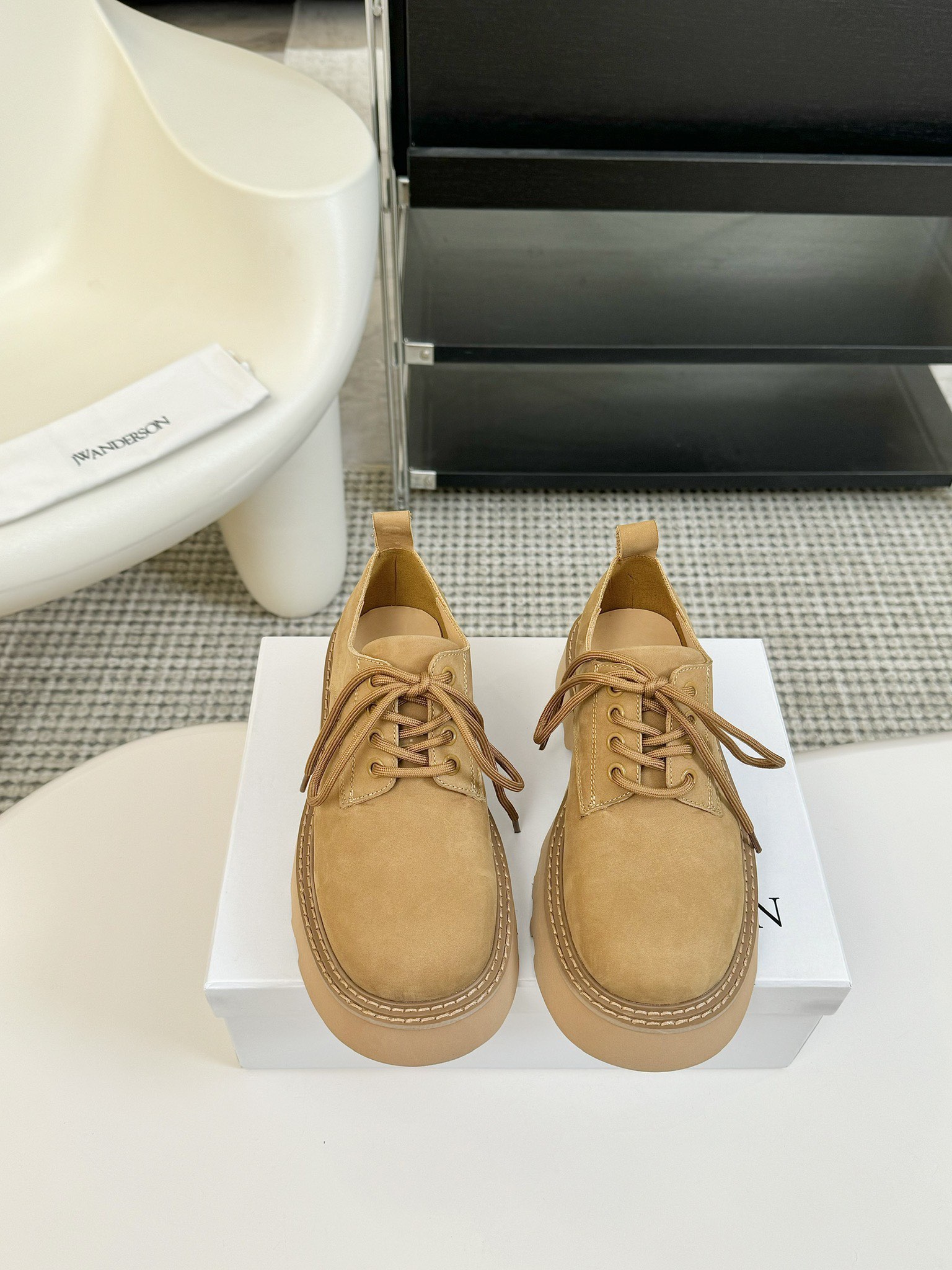 
JW Anderson 25春夏新款走秀款松糕厚底圆头休闲鞋！英国小众品牌独特而不夸张的设计、不易撞款