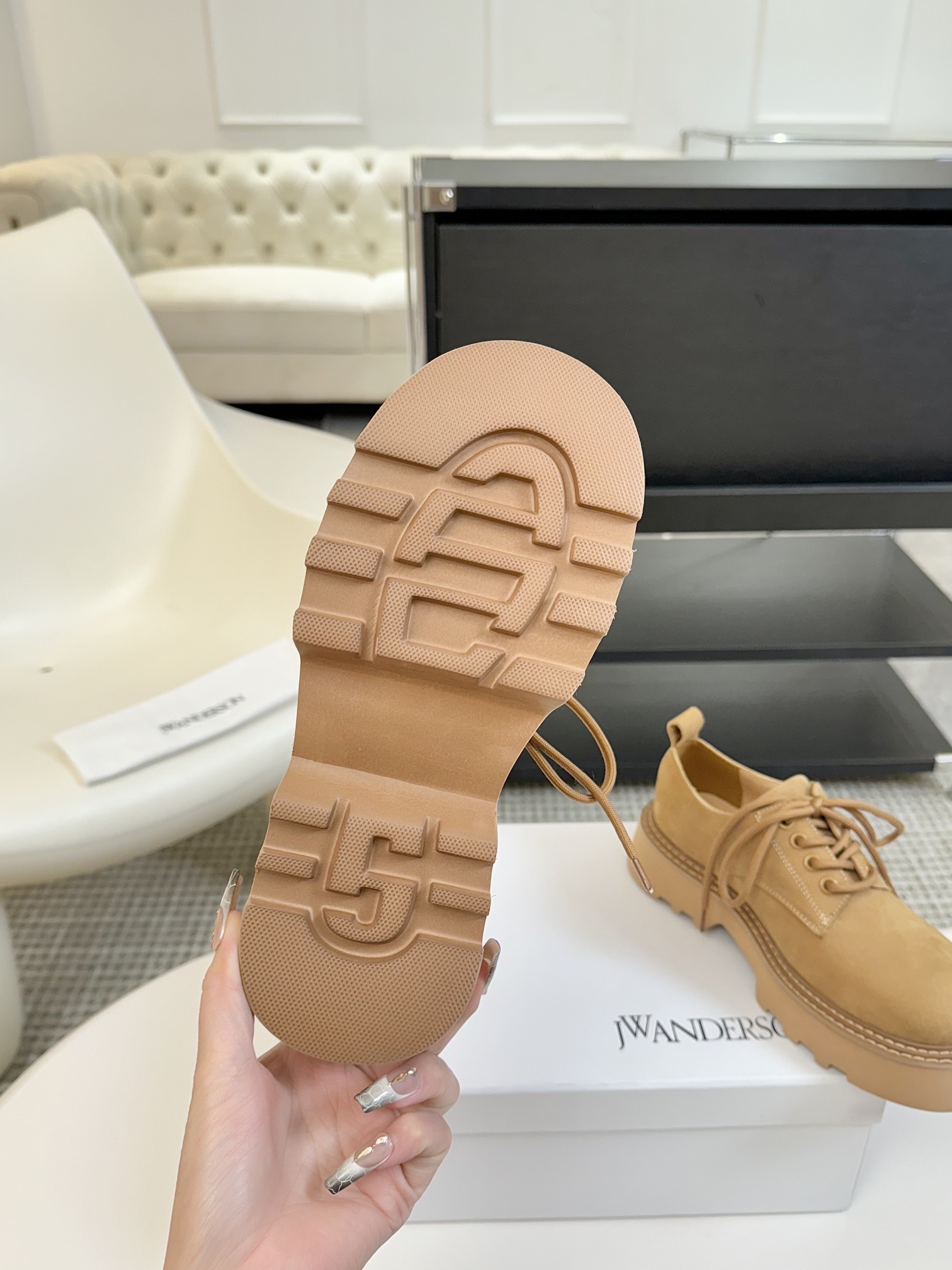 
JW Anderson 25春夏新款走秀款松糕厚底圆头休闲鞋！英国小众品牌独特而不夸张的设计、不易撞款
