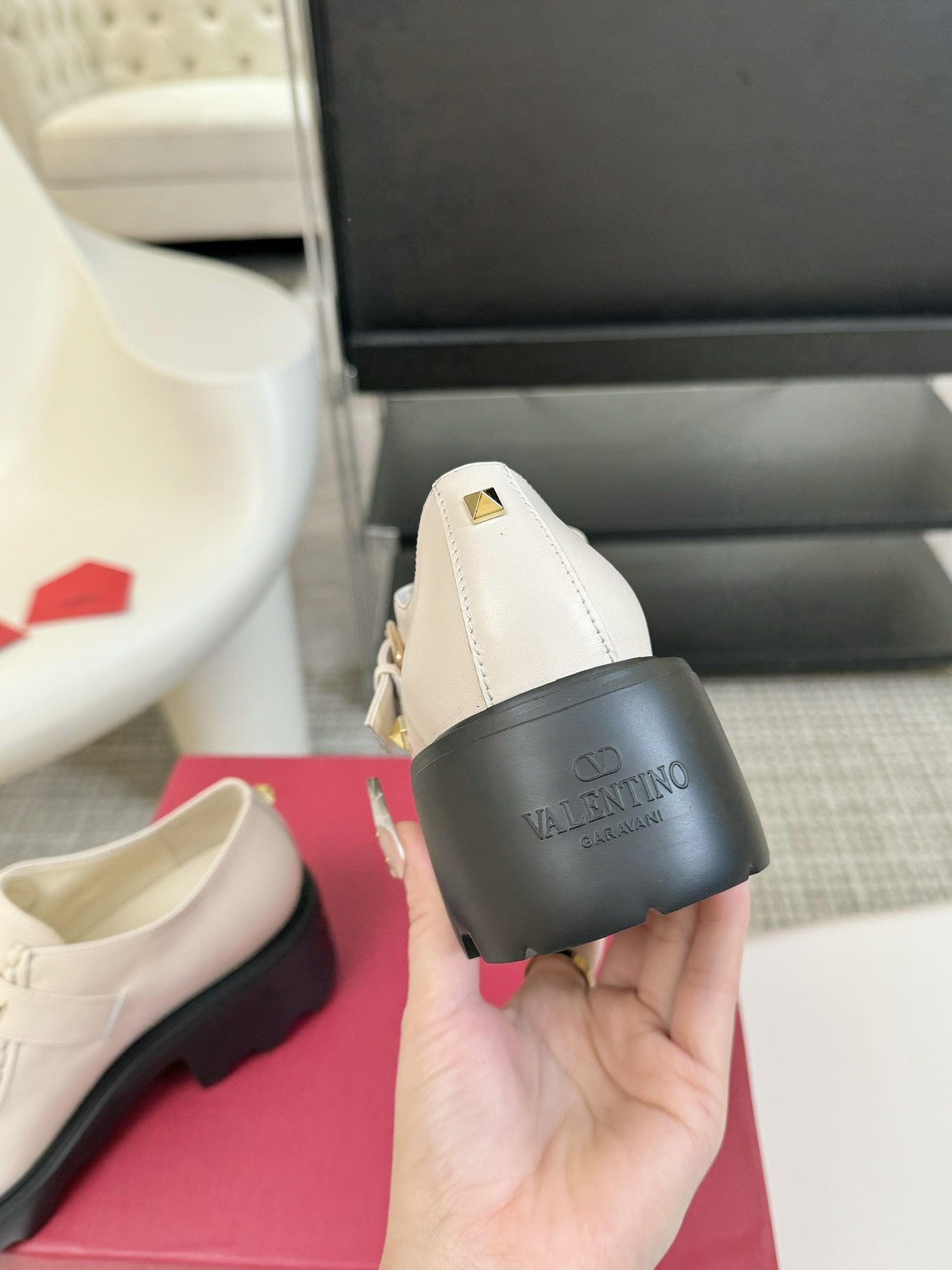 
Valentin｜华伦天伦25ss新品铆钉厚底乐福鞋小皮鞋
网红最爱款 也是搭配利器 
上脚小腿非常显