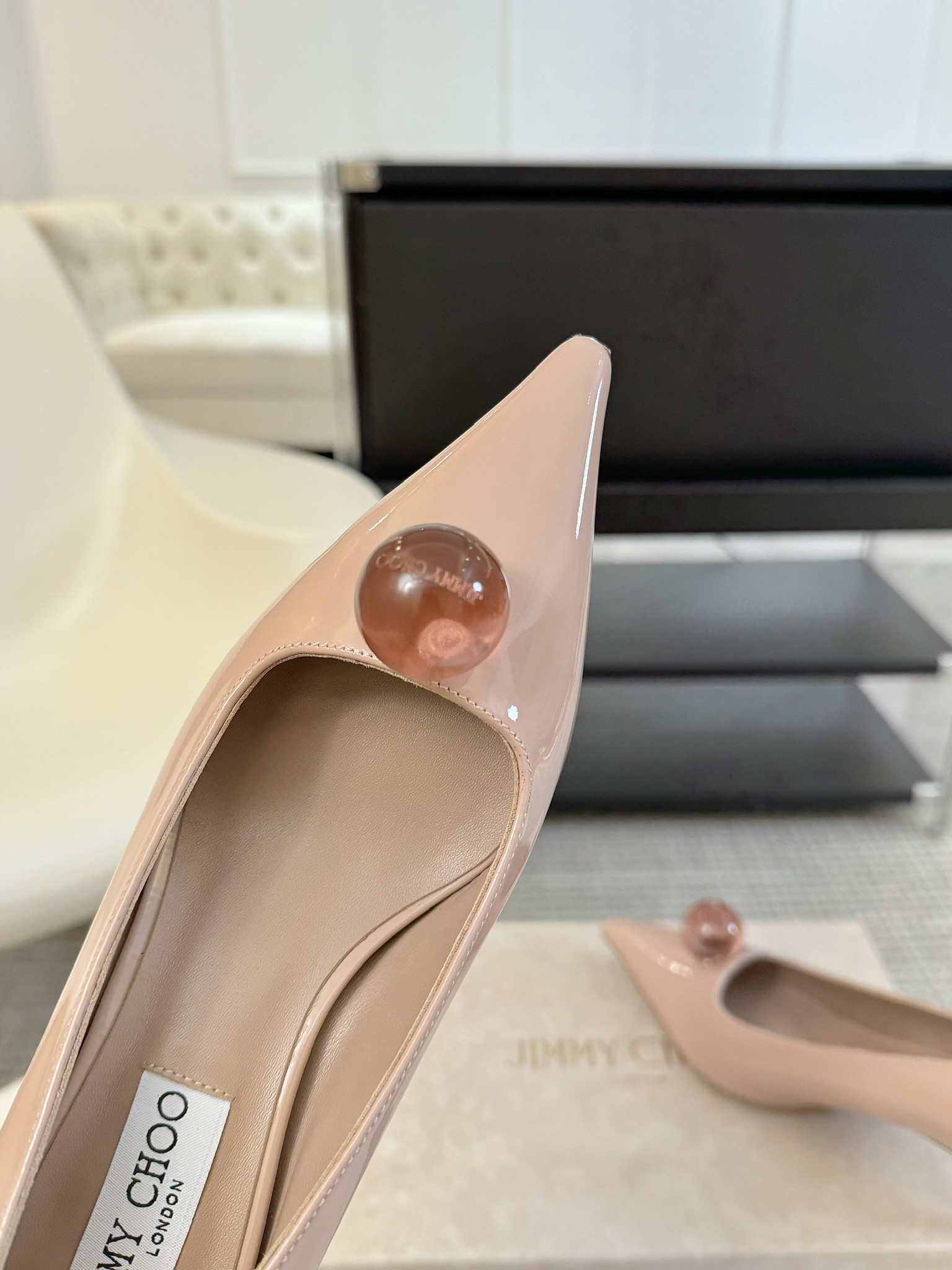 
  | ²⁰²5 𝐬𝐬 🤍🤎
早春水晶钻扣尖头 Jimmy Choo 小羊皮单鞋上新🆕 超赞周仰杰25