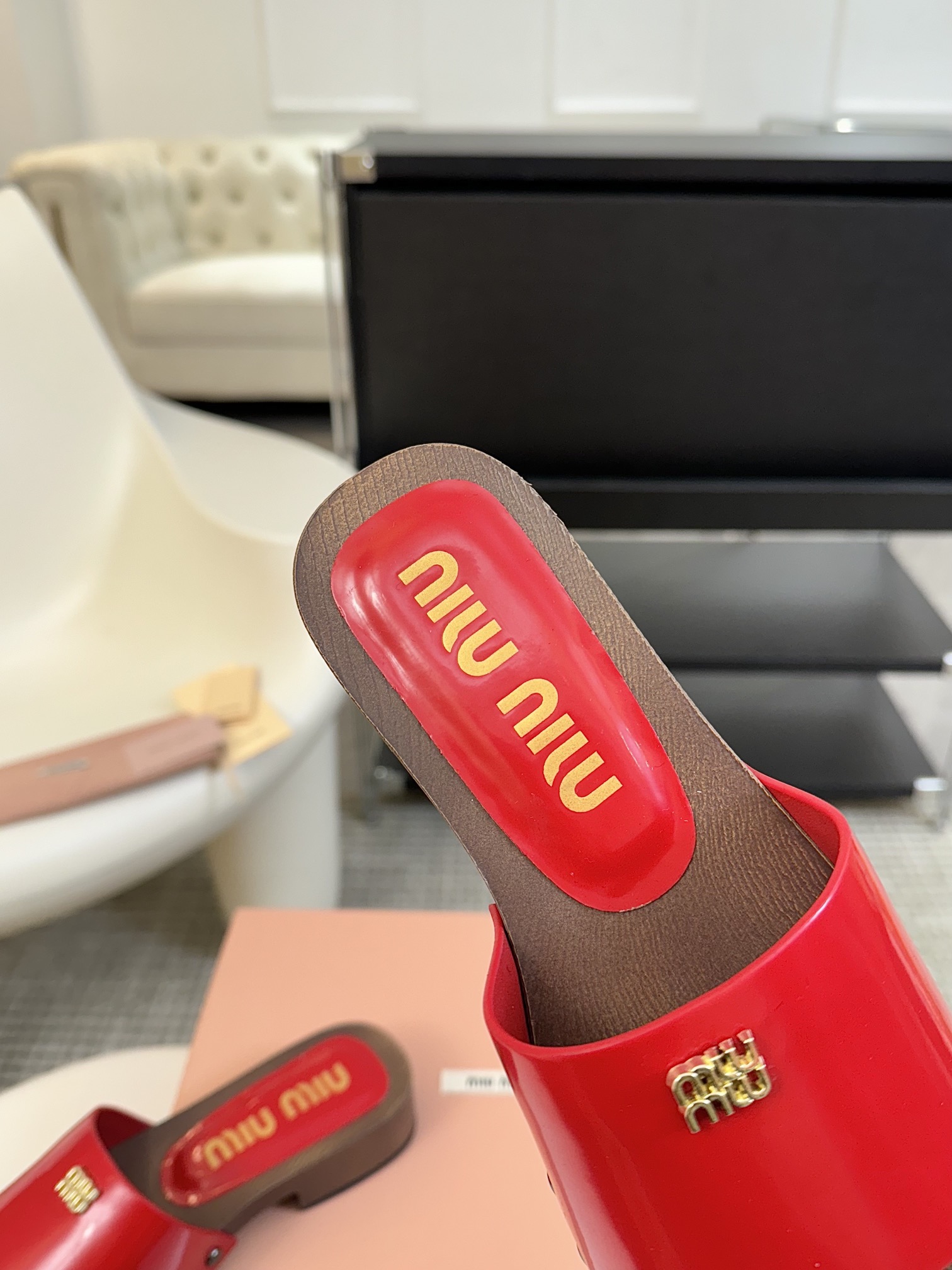 
Miu Miu/缪缪25ss早春新品走秀
糖果色实木厚底拖鞋
这一季的秀场木底拖鞋真的超美😍
高级感十