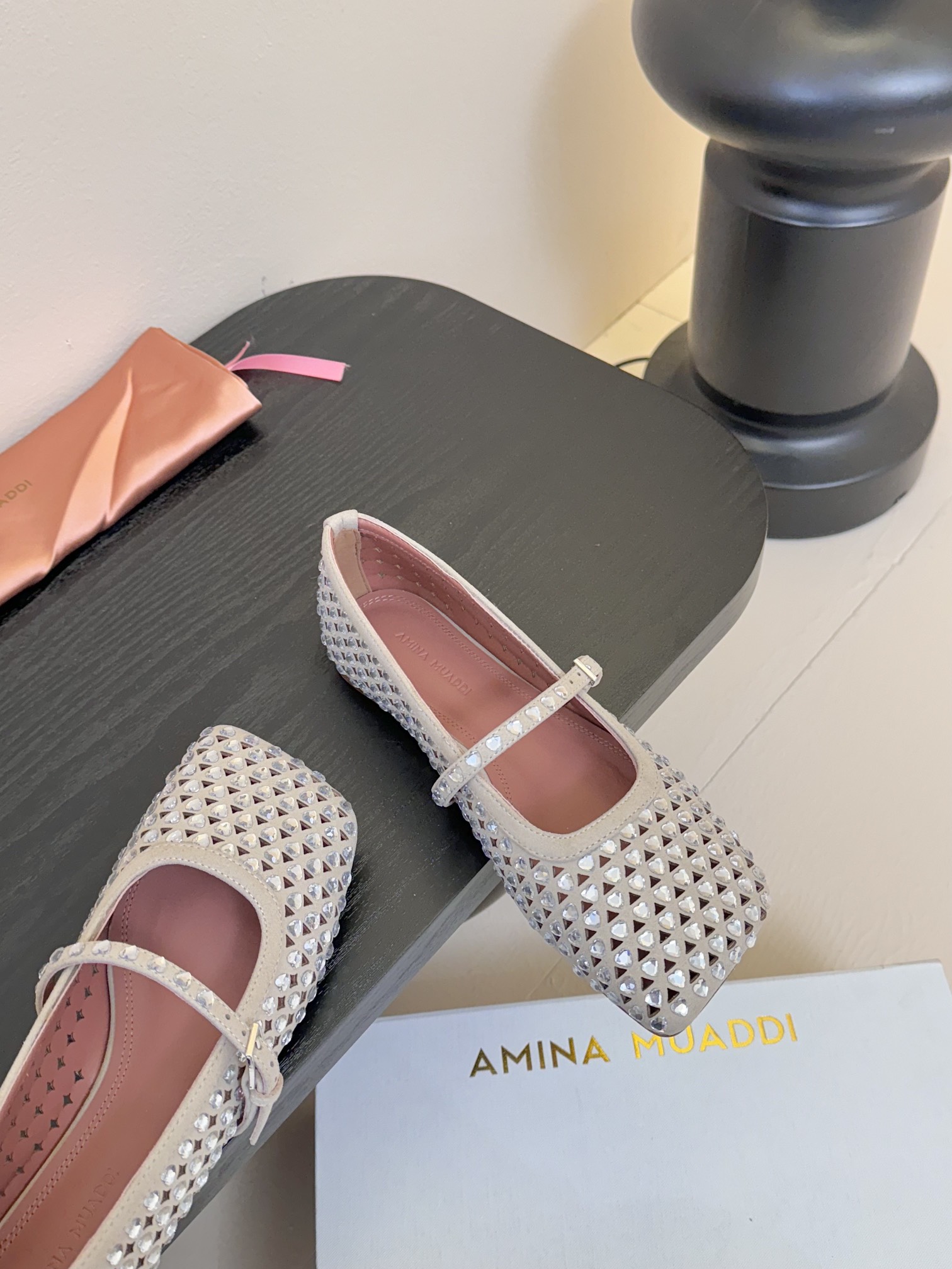 
Amina muaddi 小众潮牌 25ss早春新款 水钻缀饰 芭蕾平底鞋

满满的少女风、既摩登又复