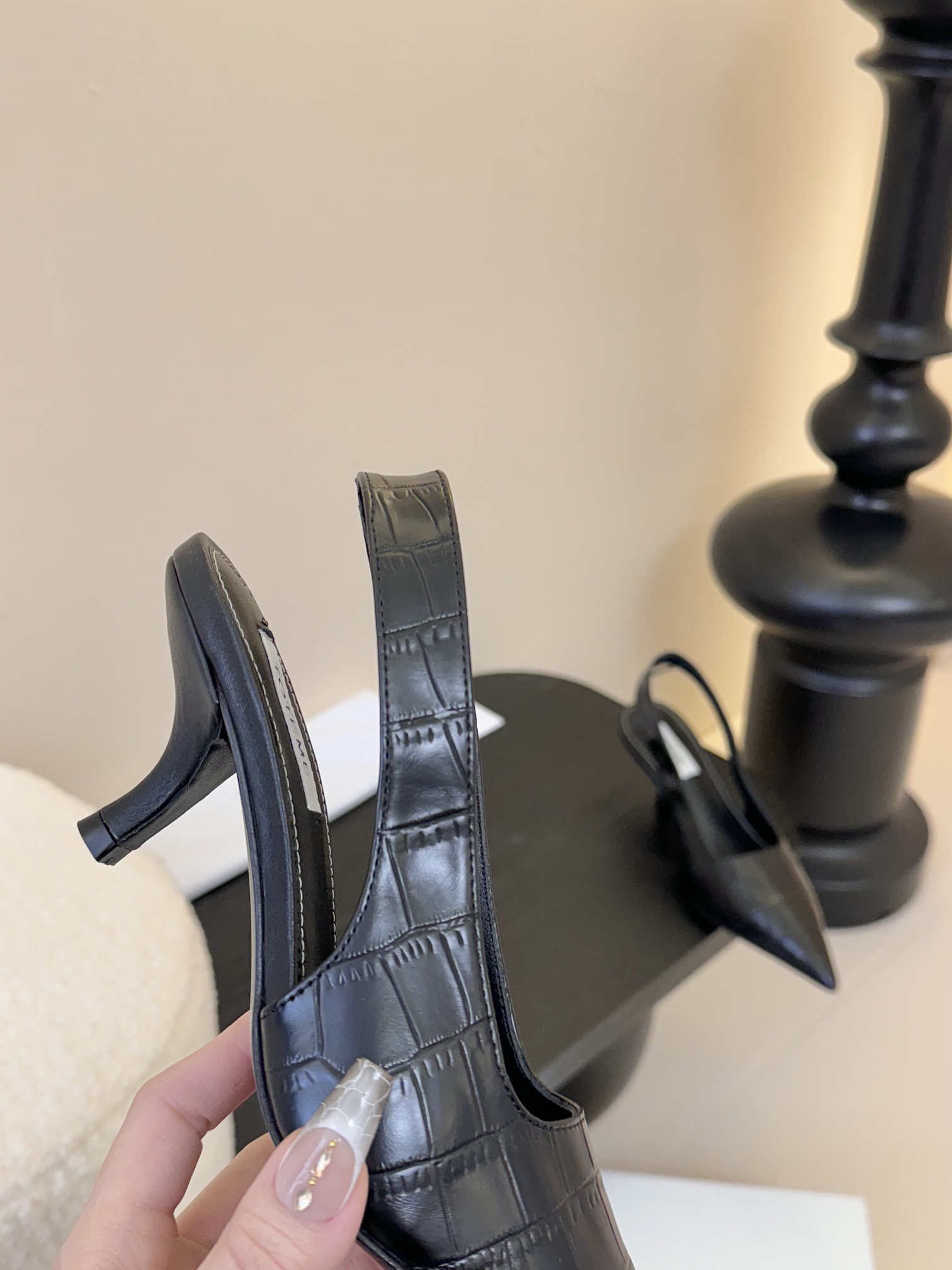 
Toteme 24ss法式尖头小跟后空单鞋 

中规中矩的设计风格一直是tot 品牌的核心，简约大方极