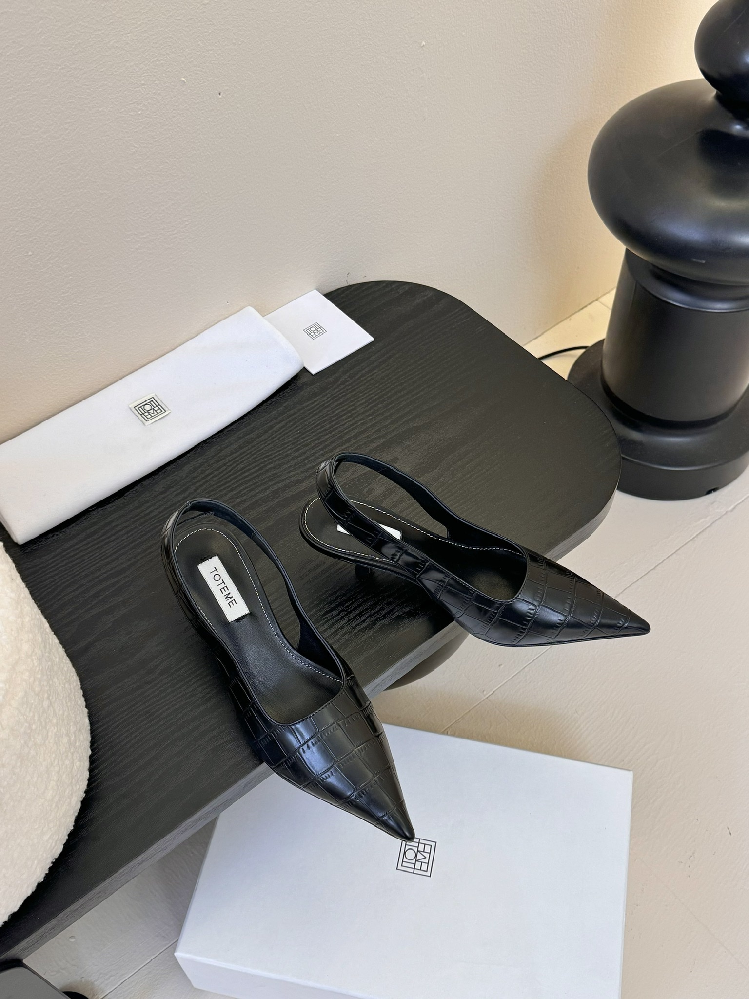 
Toteme 24ss法式尖头小跟后空单鞋 

中规中矩的设计风格一直是tot 品牌的核心，简约大方极