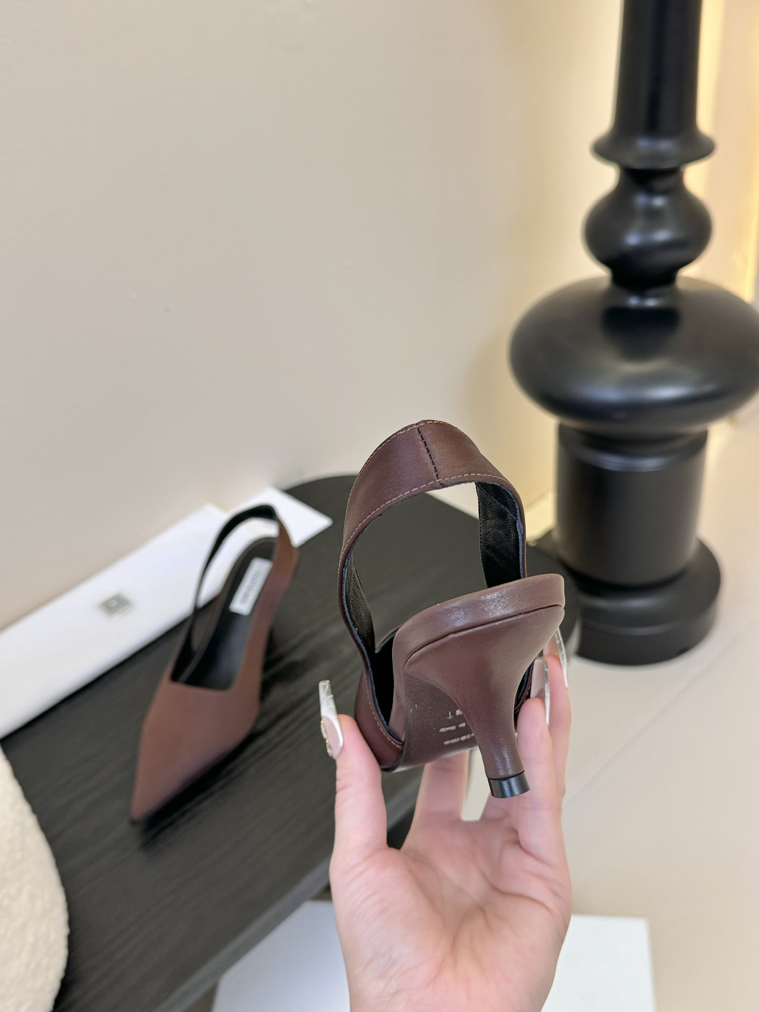 
Toteme 24ss法式尖头小跟后空单鞋 

中规中矩的设计风格一直是tot 品牌的核心，简约大方极