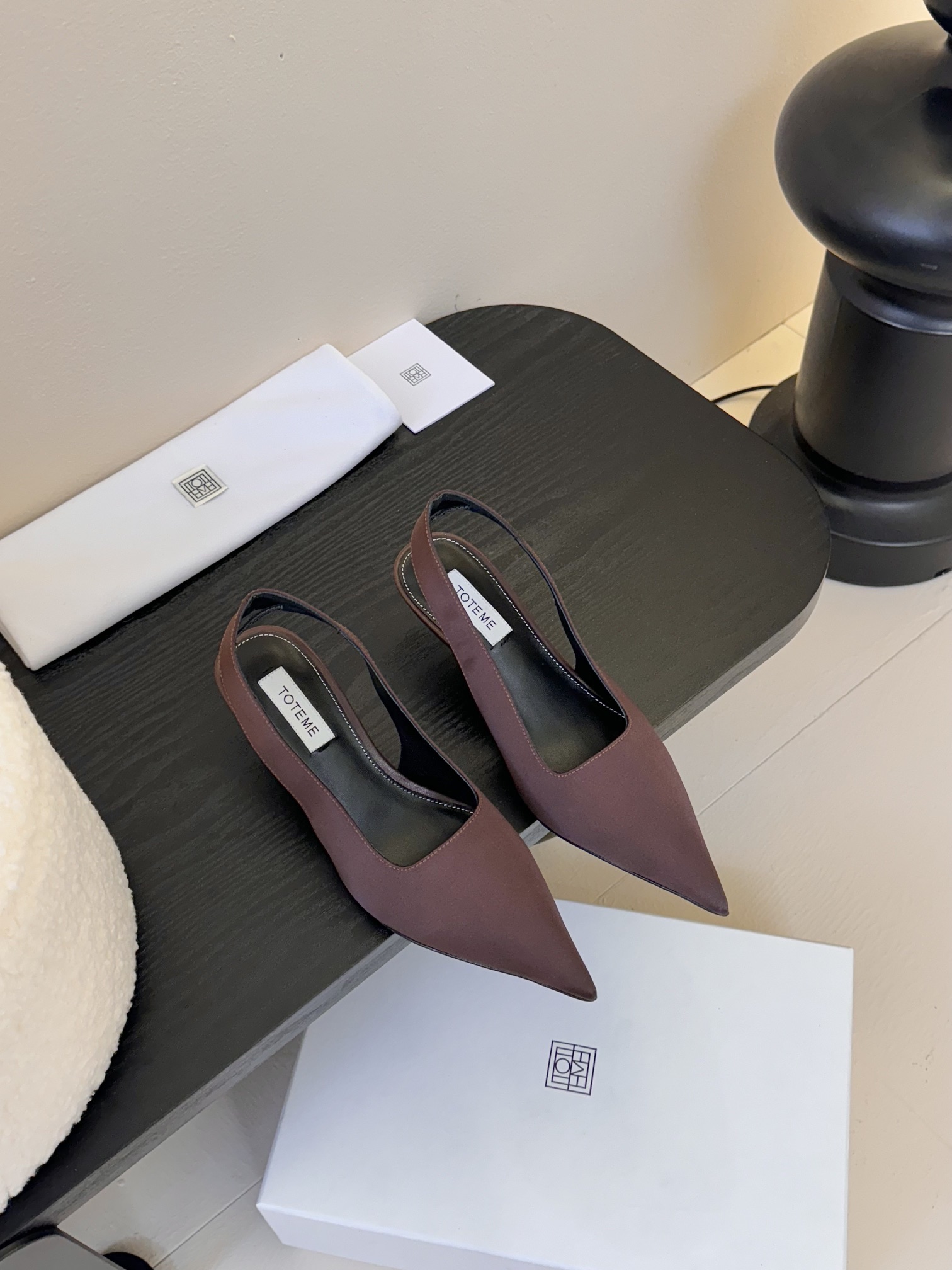 
Toteme 24ss法式尖头小跟后空单鞋 

中规中矩的设计风格一直是tot 品牌的核心，简约大方极