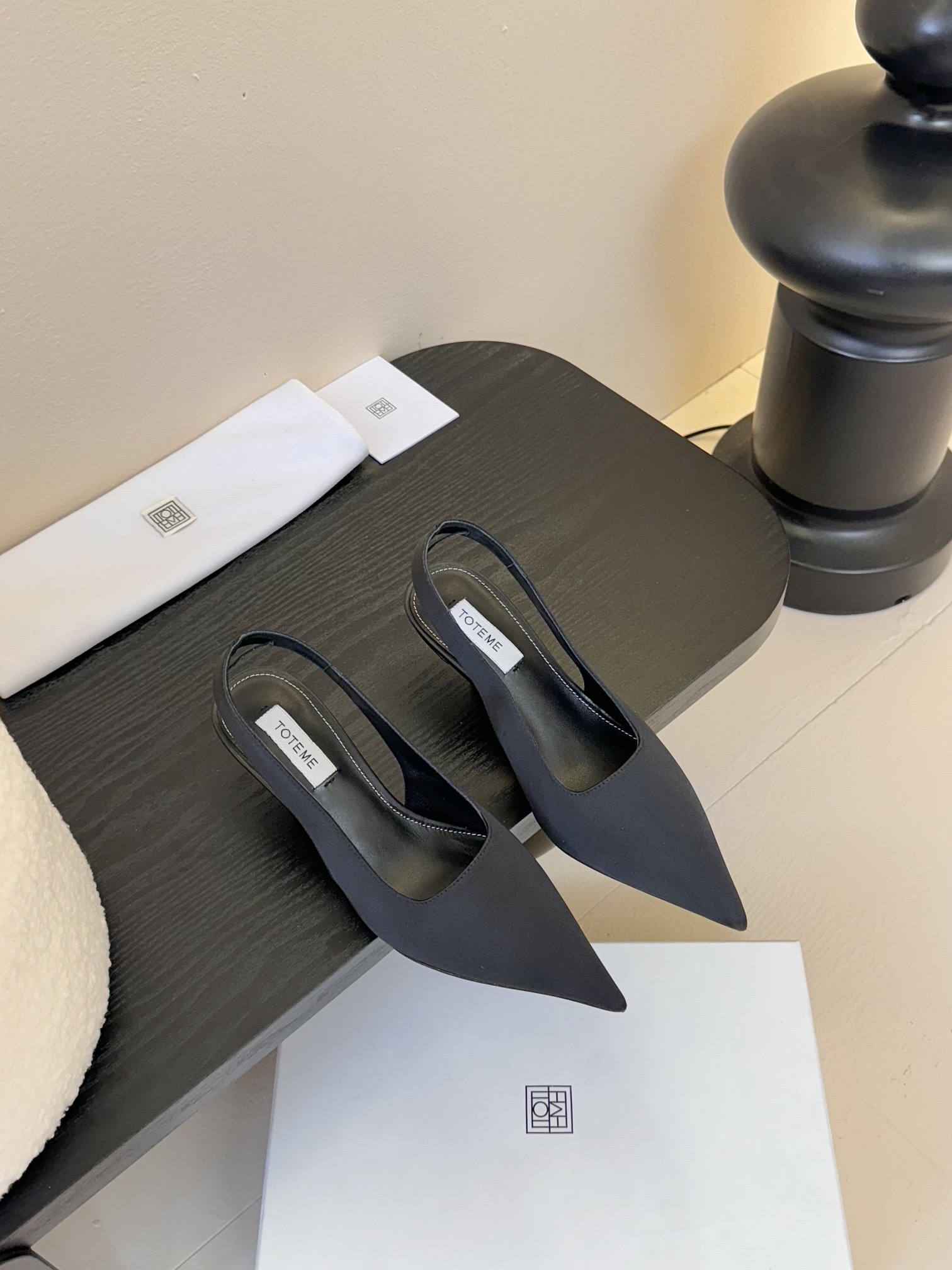 
Toteme 24ss法式尖头小跟后空单鞋 

中规中矩的设计风格一直是tot 品牌的核心，简约大方极