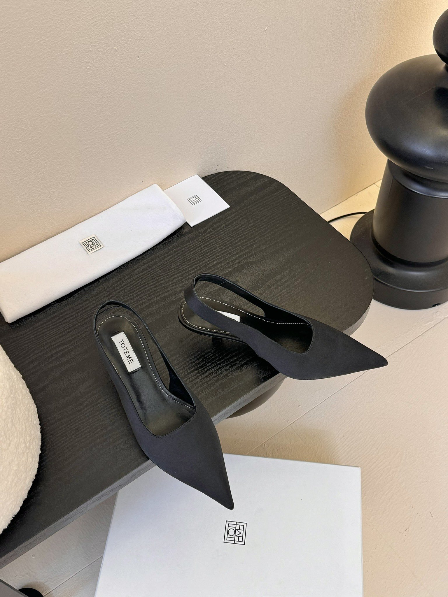
Toteme 24ss法式尖头小跟后空单鞋 

中规中矩的设计风格一直是tot 品牌的核心，简约大方极