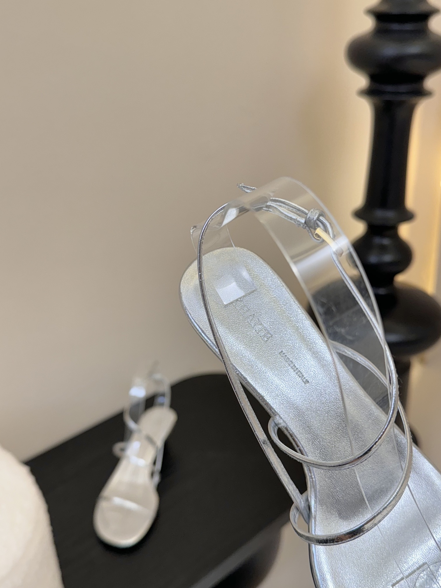 
Khait* 25ss早春新款loop凉鞋

脚踝处皮带及带扣束缚设计，非常优雅的尖头高跟鞋，百搭好穿