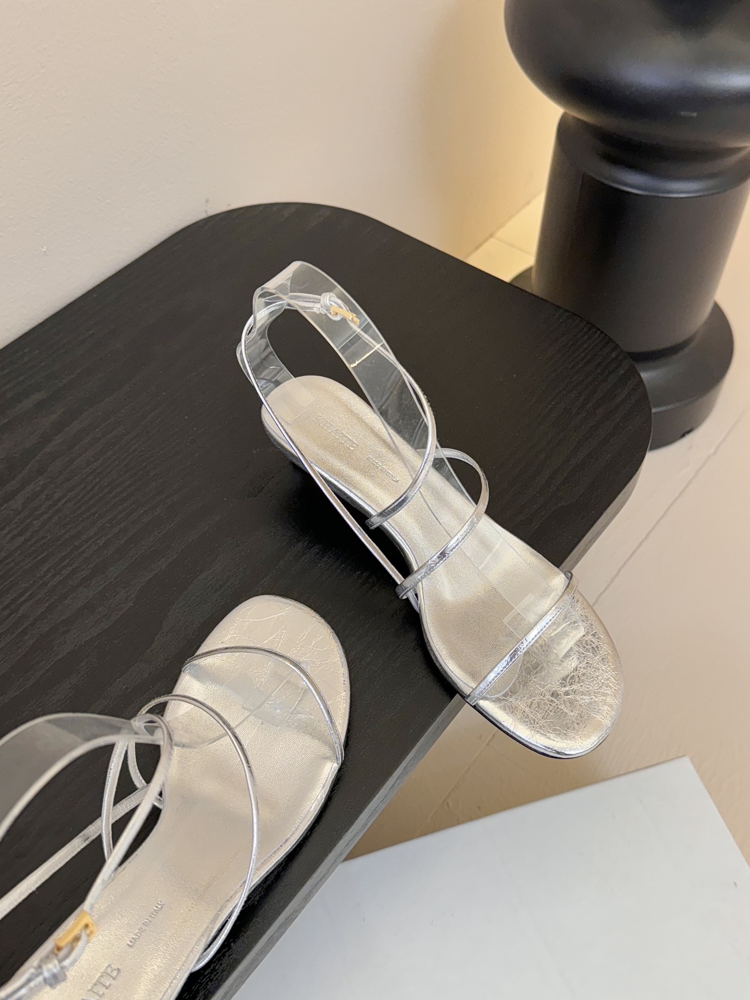 
Khait* 25ss早春新款loop凉鞋

脚踝处皮带及带扣束缚设计，非常优雅的尖头高跟鞋，百搭好穿