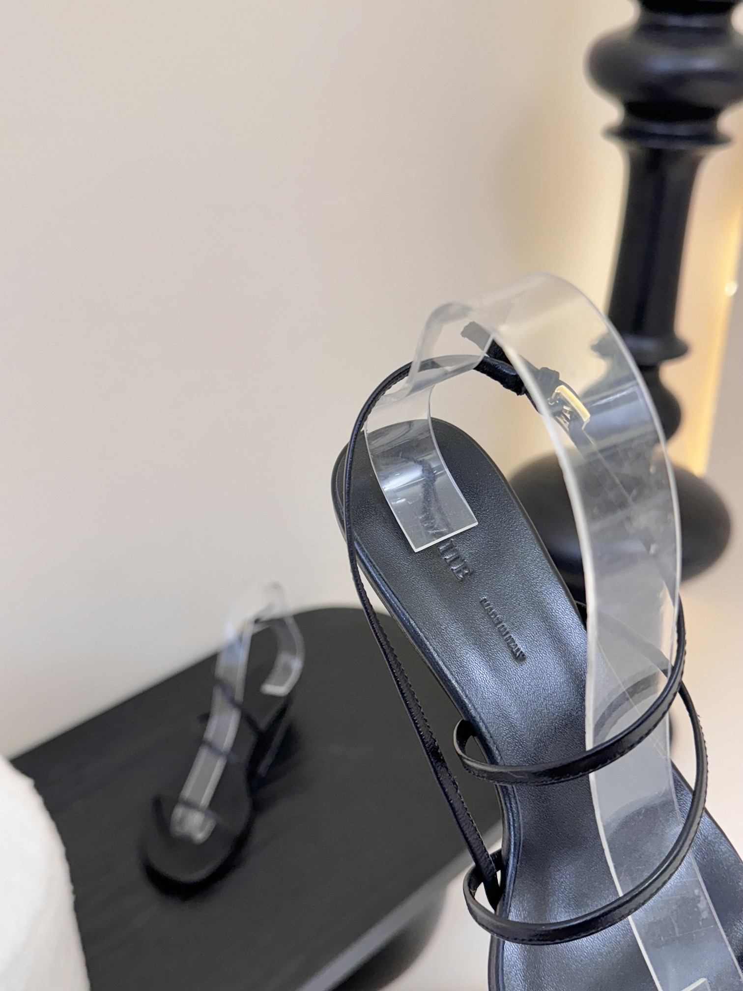 
Khait* 25ss早春新款loop凉鞋

脚踝处皮带及带扣束缚设计，非常优雅的尖头高跟鞋，百搭好穿