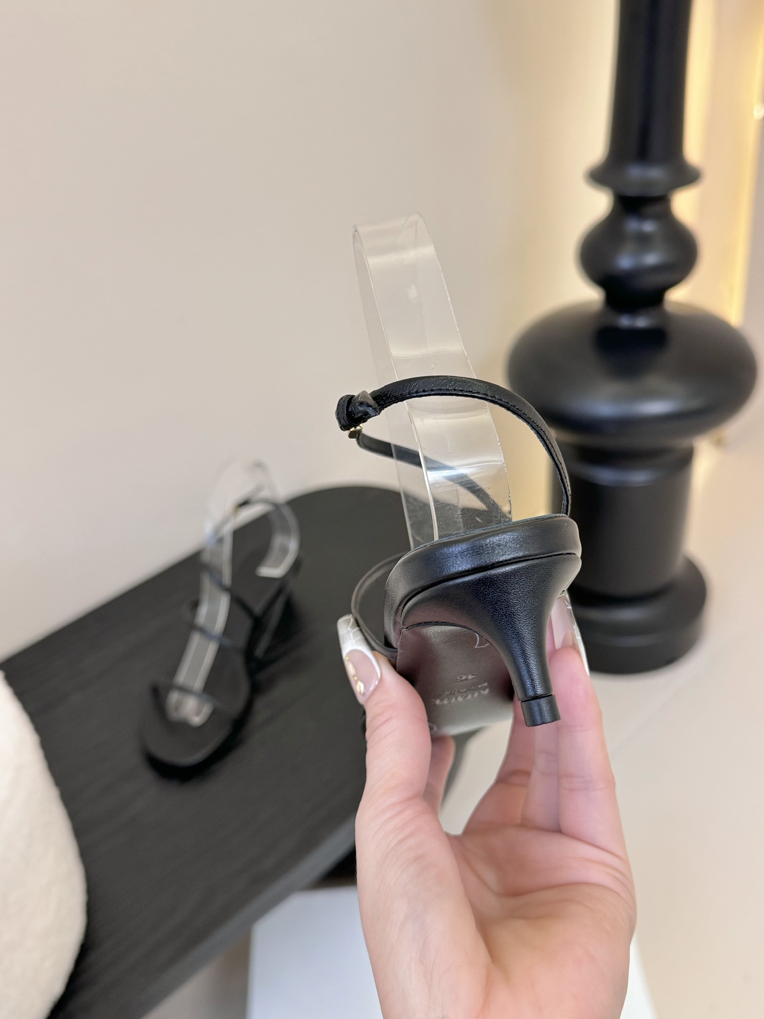 
Khait* 25ss早春新款loop凉鞋

脚踝处皮带及带扣束缚设计，非常优雅的尖头高跟鞋，百搭好穿