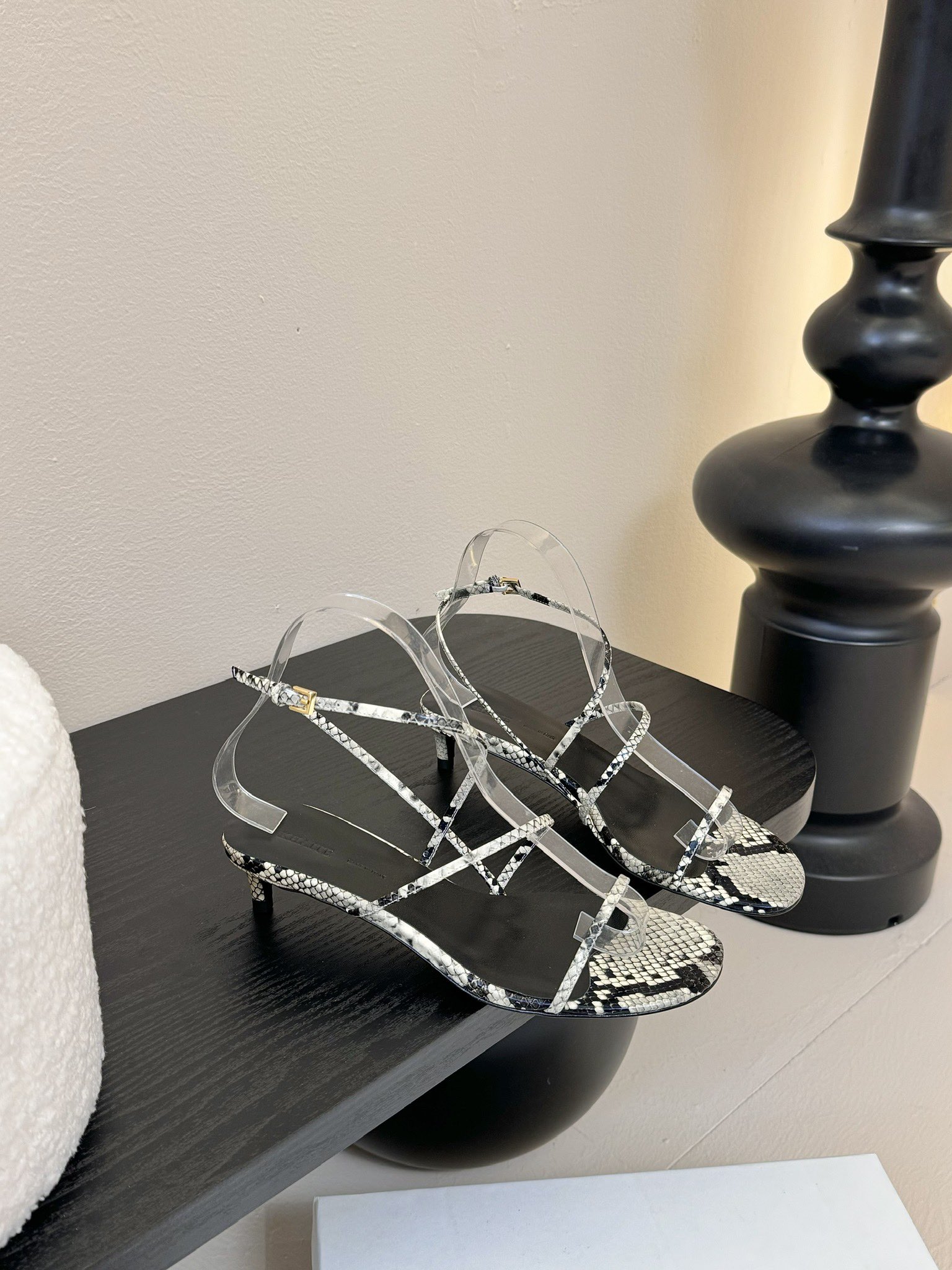 
Khait* 25ss早春新款loop凉鞋

脚踝处皮带及带扣束缚设计，非常优雅的尖头高跟鞋，百搭好穿