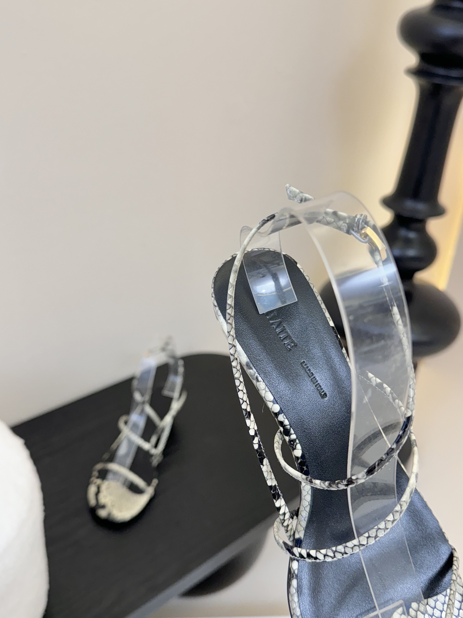 
Khait* 25ss早春新款loop凉鞋

脚踝处皮带及带扣束缚设计，非常优雅的尖头高跟鞋，百搭好穿