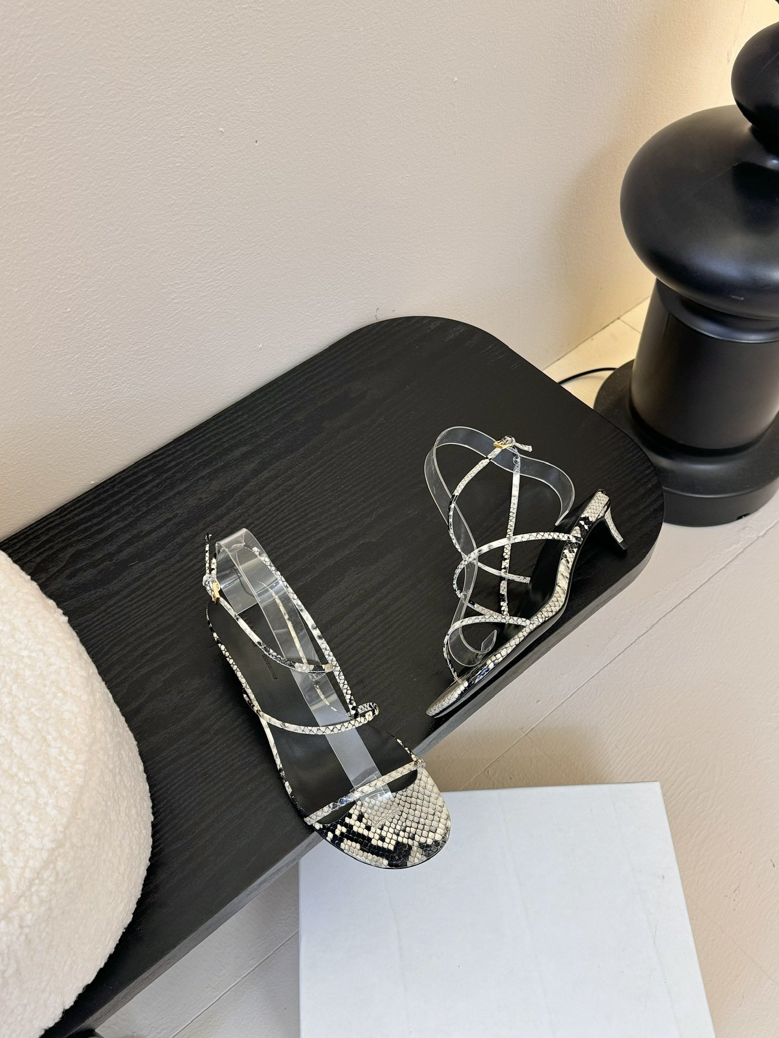 
Khait* 25ss早春新款loop凉鞋

脚踝处皮带及带扣束缚设计，非常优雅的尖头高跟鞋，百搭好穿