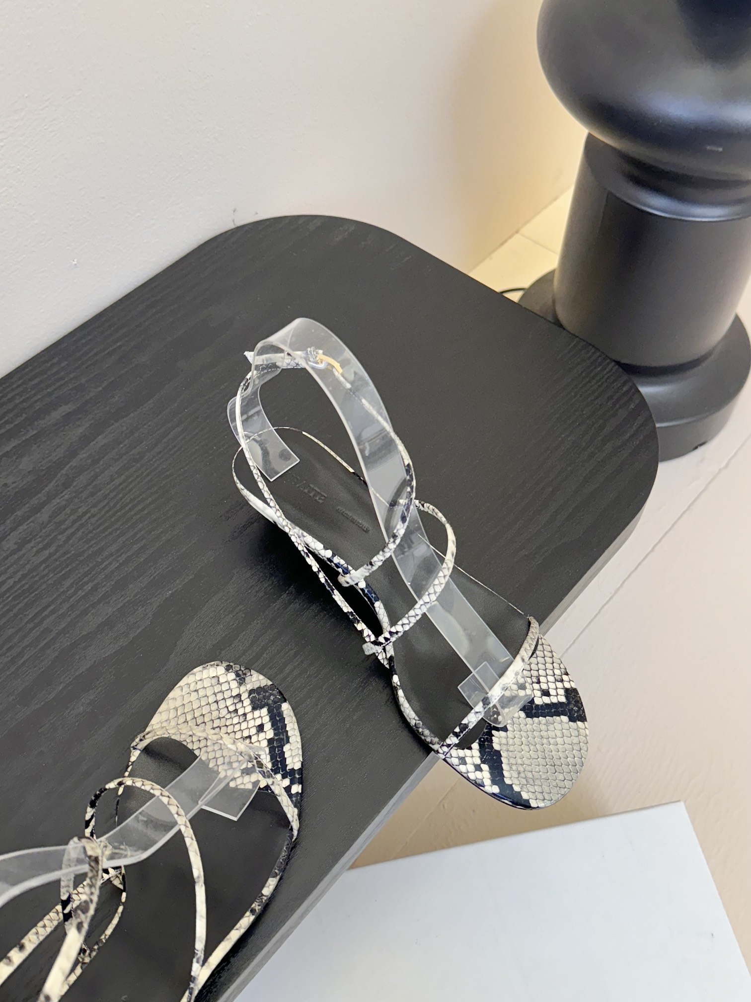 
Khait* 25ss早春新款loop凉鞋

脚踝处皮带及带扣束缚设计，非常优雅的尖头高跟鞋，百搭好穿
