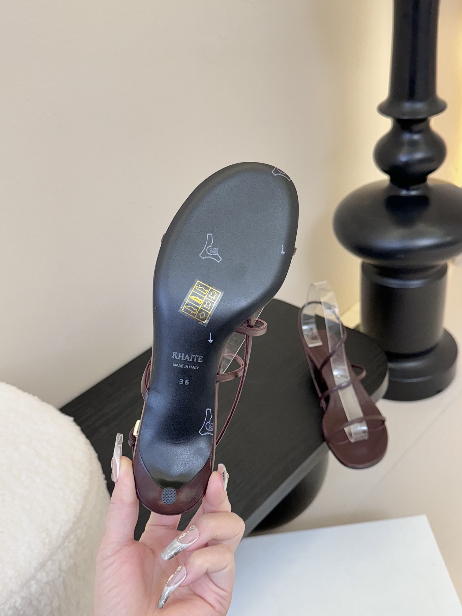 
Khait* 25ss早春新款loop凉鞋

脚踝处皮带及带扣束缚设计，非常优雅的尖头高跟鞋，百搭好穿