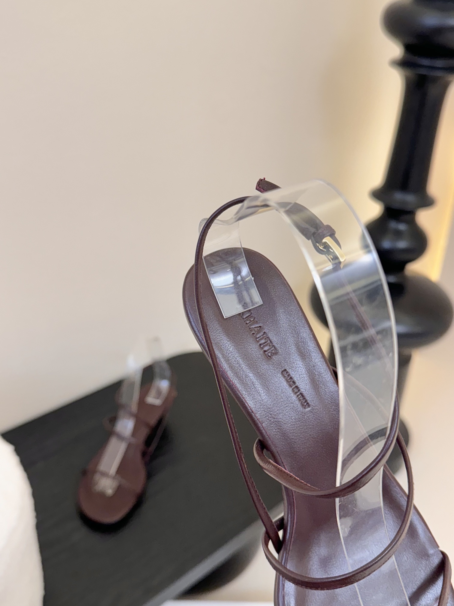 
Khait* 25ss早春新款loop凉鞋

脚踝处皮带及带扣束缚设计，非常优雅的尖头高跟鞋，百搭好穿