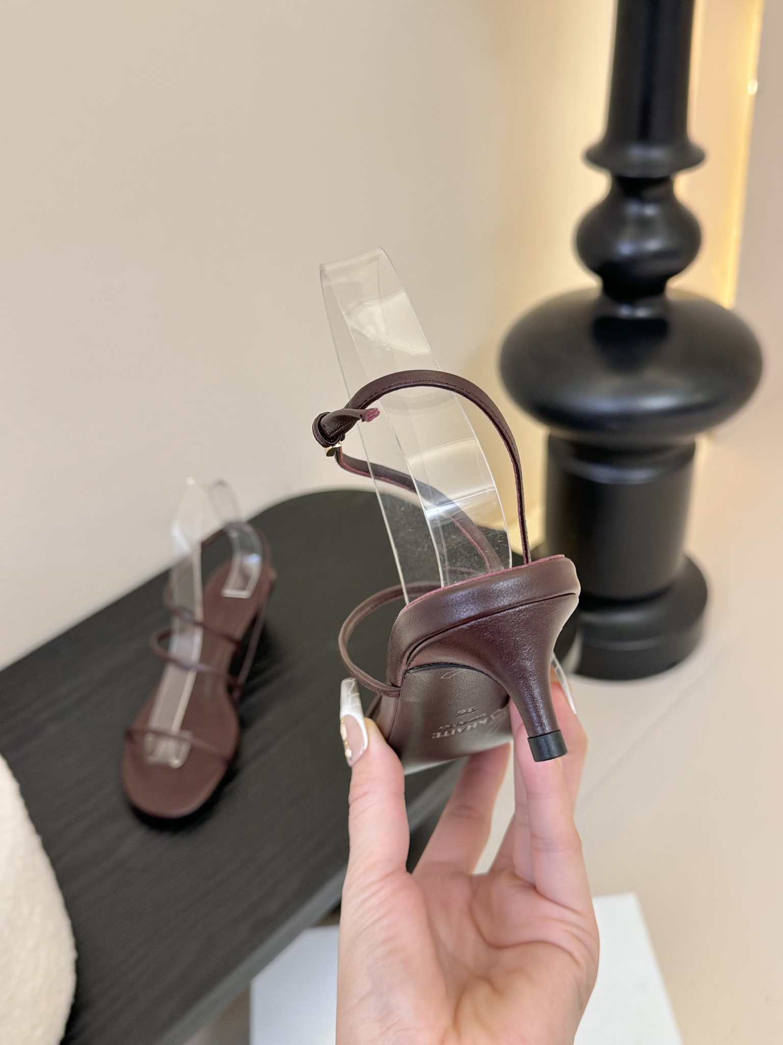 
Khait* 25ss早春新款loop凉鞋

脚踝处皮带及带扣束缚设计，非常优雅的尖头高跟鞋，百搭好穿