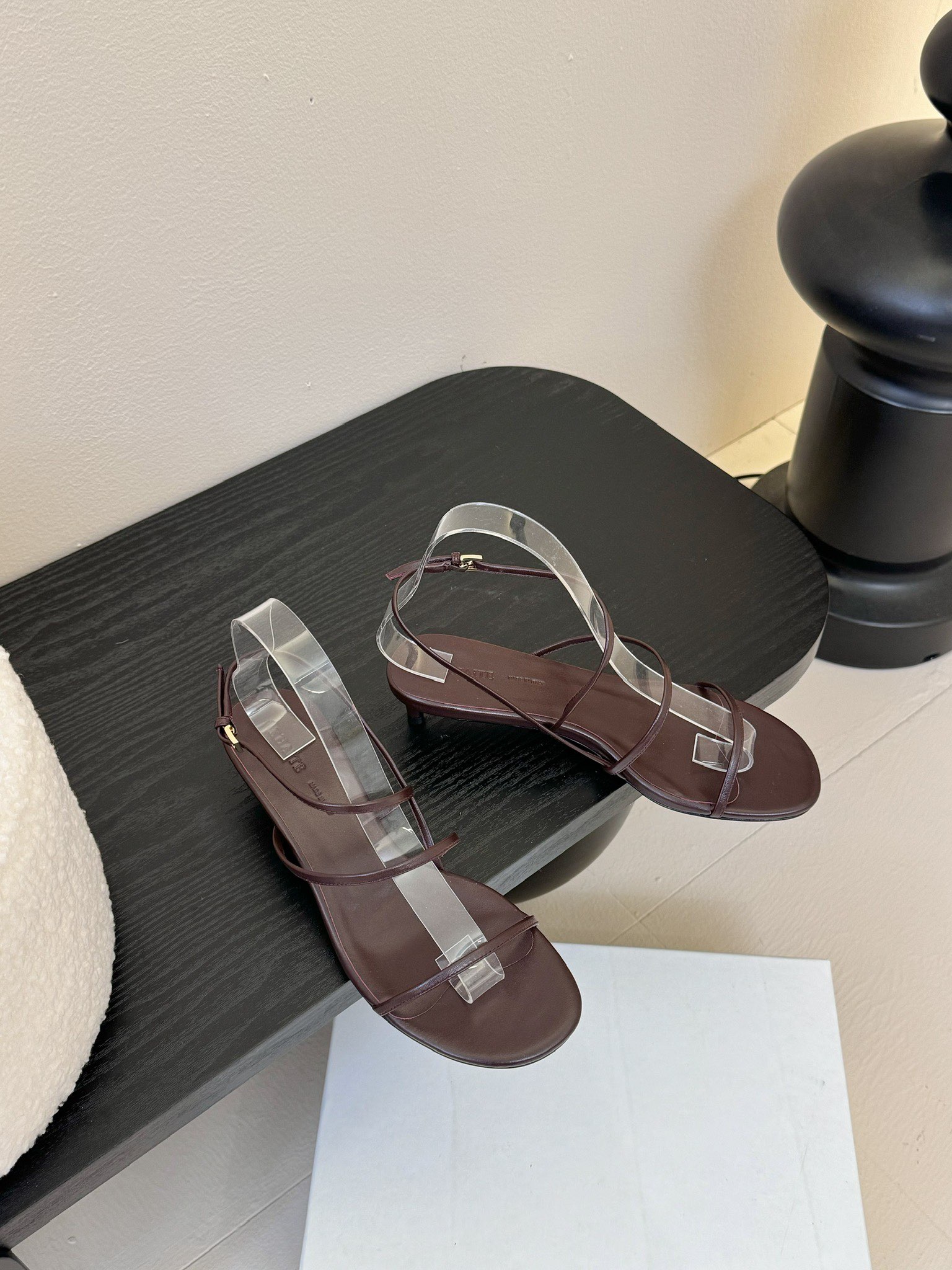 
Khait* 25ss早春新款loop凉鞋

脚踝处皮带及带扣束缚设计，非常优雅的尖头高跟鞋，百搭好穿