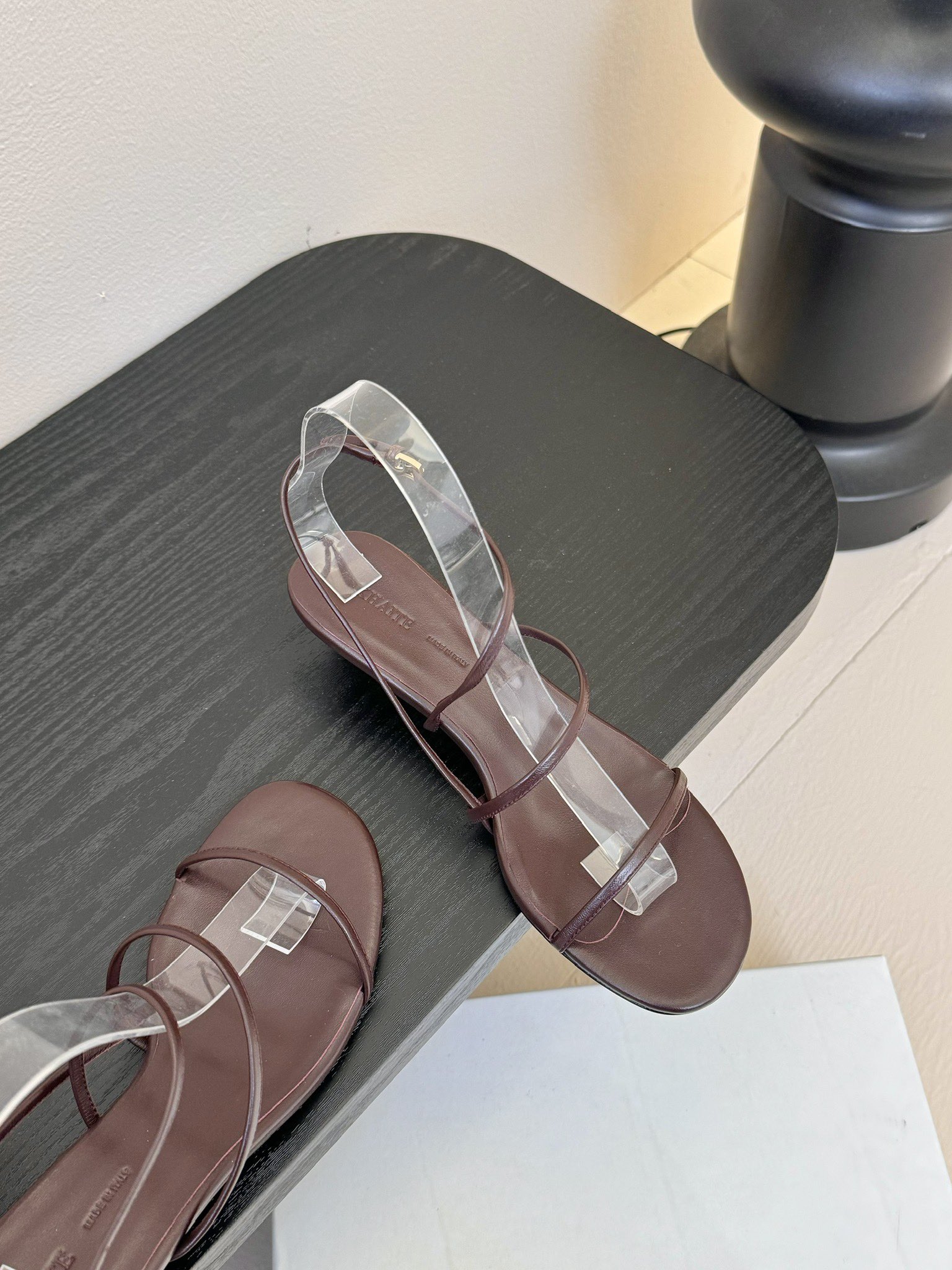 
Khait* 25ss早春新款loop凉鞋

脚踝处皮带及带扣束缚设计，非常优雅的尖头高跟鞋，百搭好穿