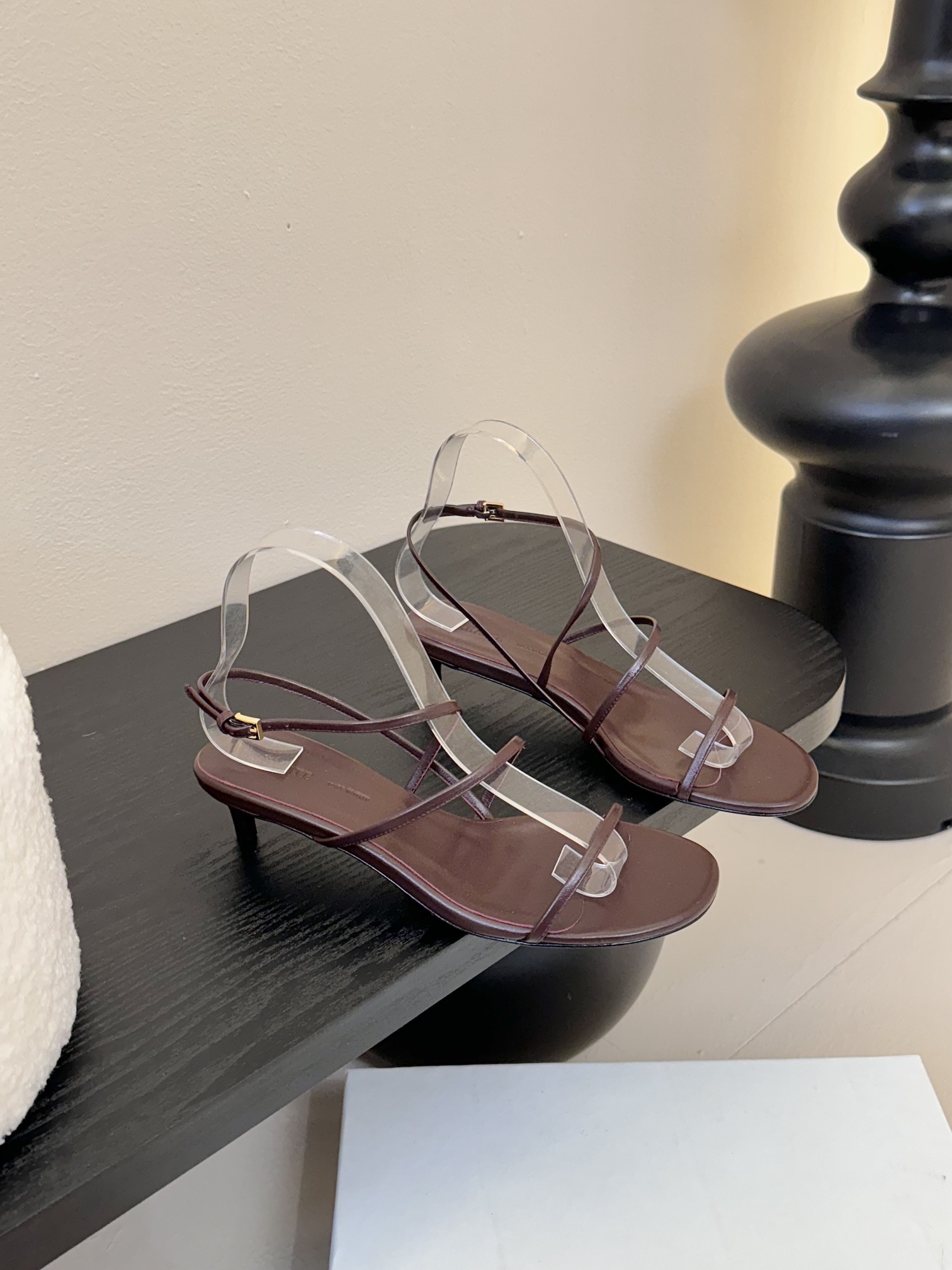 
Khait* 25ss早春新款loop凉鞋

脚踝处皮带及带扣束缚设计，非常优雅的尖头高跟鞋，百搭好穿