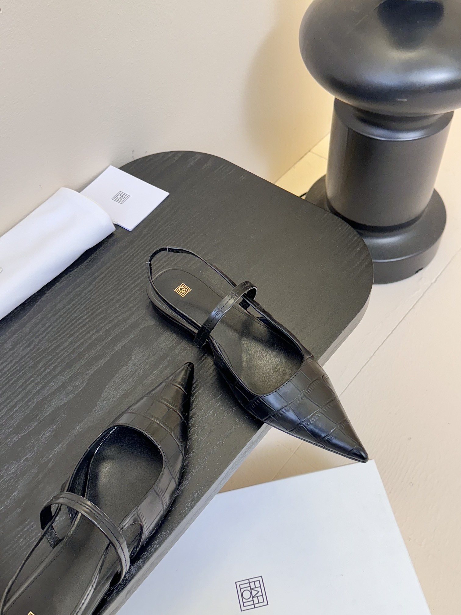 
Toteme 25/ slingback 凉鞋

简单利落的设计很适合日常穿着，尖头很有气场，后空设计