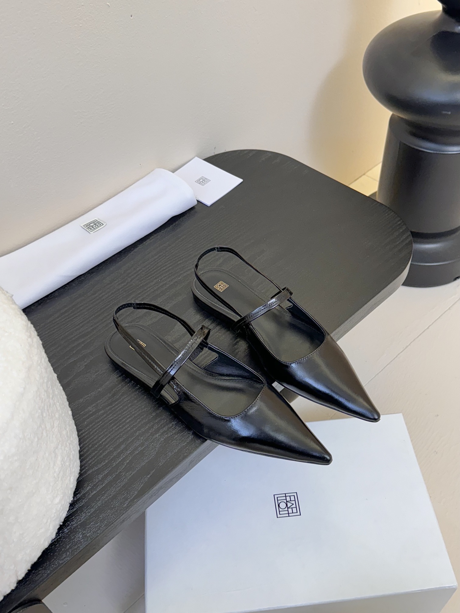 
Toteme 25/ slingback 凉鞋

简单利落的设计很适合日常穿着，尖头很有气场，后空设计