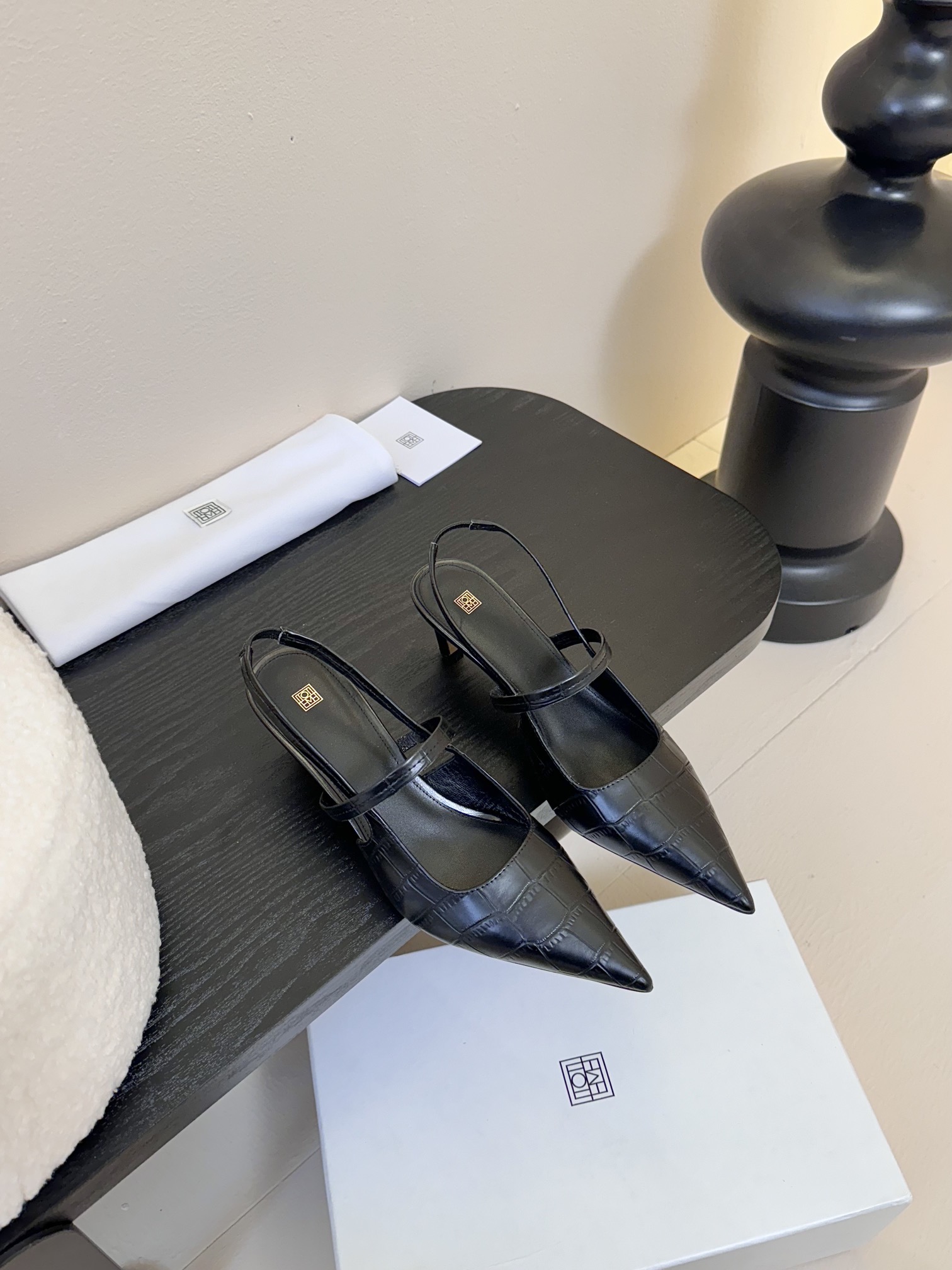 
Toteme 25/ slingback 凉鞋

简单利落的设计很适合日常穿着，尖头很有气场，后空设计