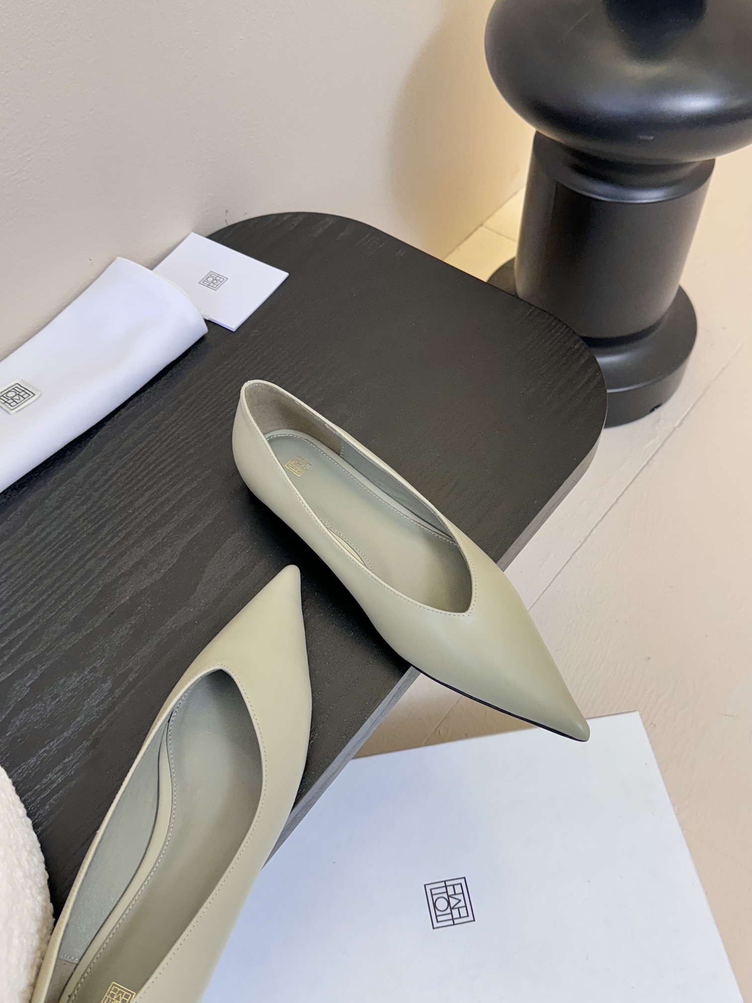 
TOTEM* 𝟐𝟓𝐀𝐖早春新品

小尖头不对称单品 即时尚又不失优雅个性  干练时髦 随意搭配

鞋面