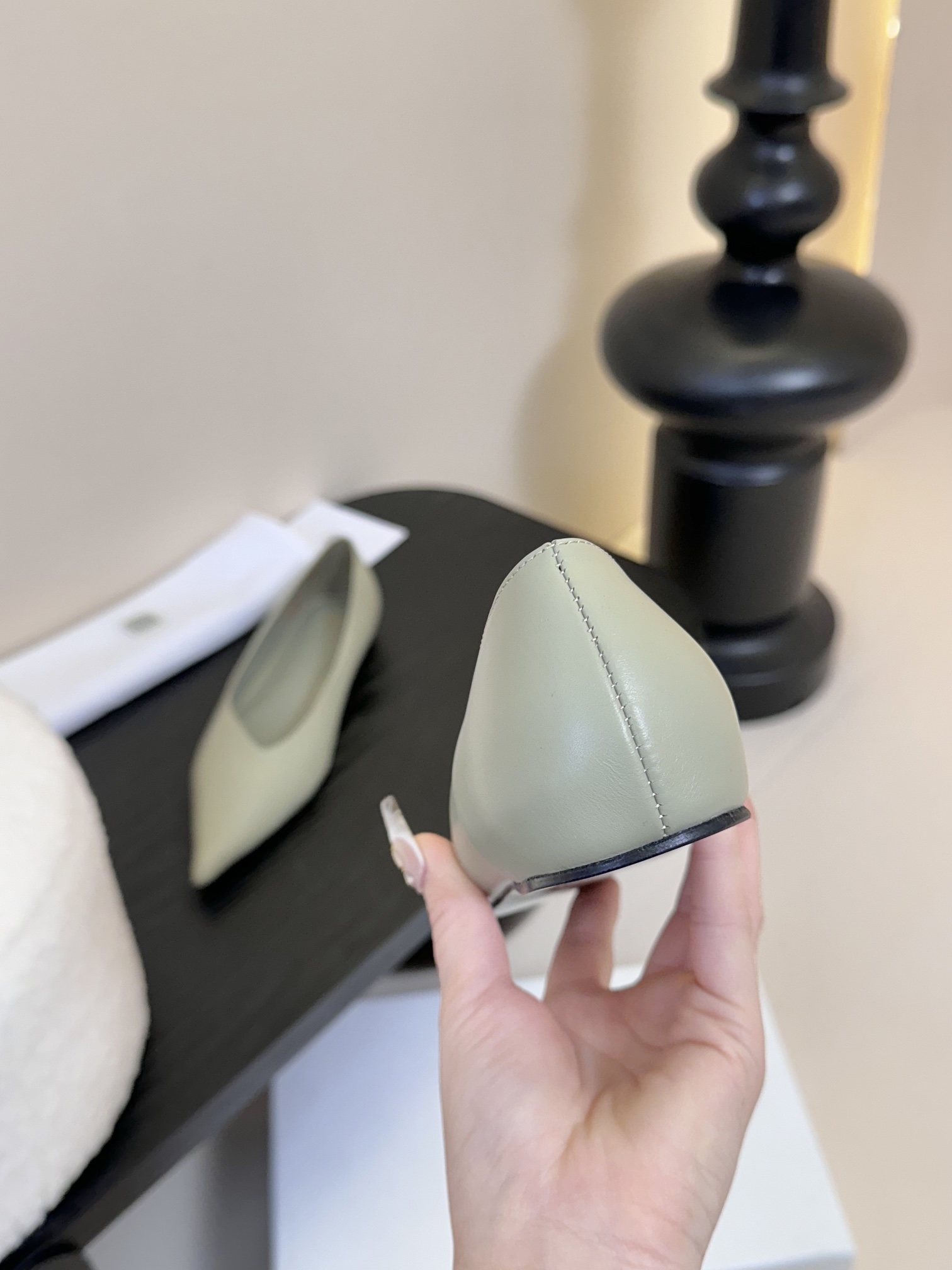 
TOTEM* 𝟐𝟓𝐀𝐖早春新品

小尖头不对称单品 即时尚又不失优雅个性  干练时髦 随意搭配

鞋面