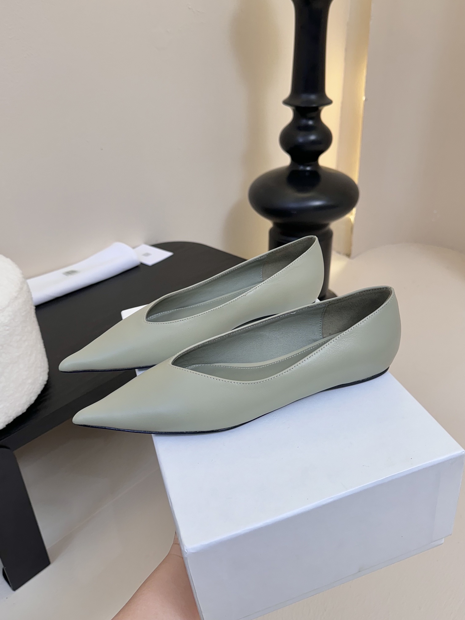 
TOTEM* 𝟐𝟓𝐀𝐖早春新品

小尖头不对称单品 即时尚又不失优雅个性  干练时髦 随意搭配

鞋面