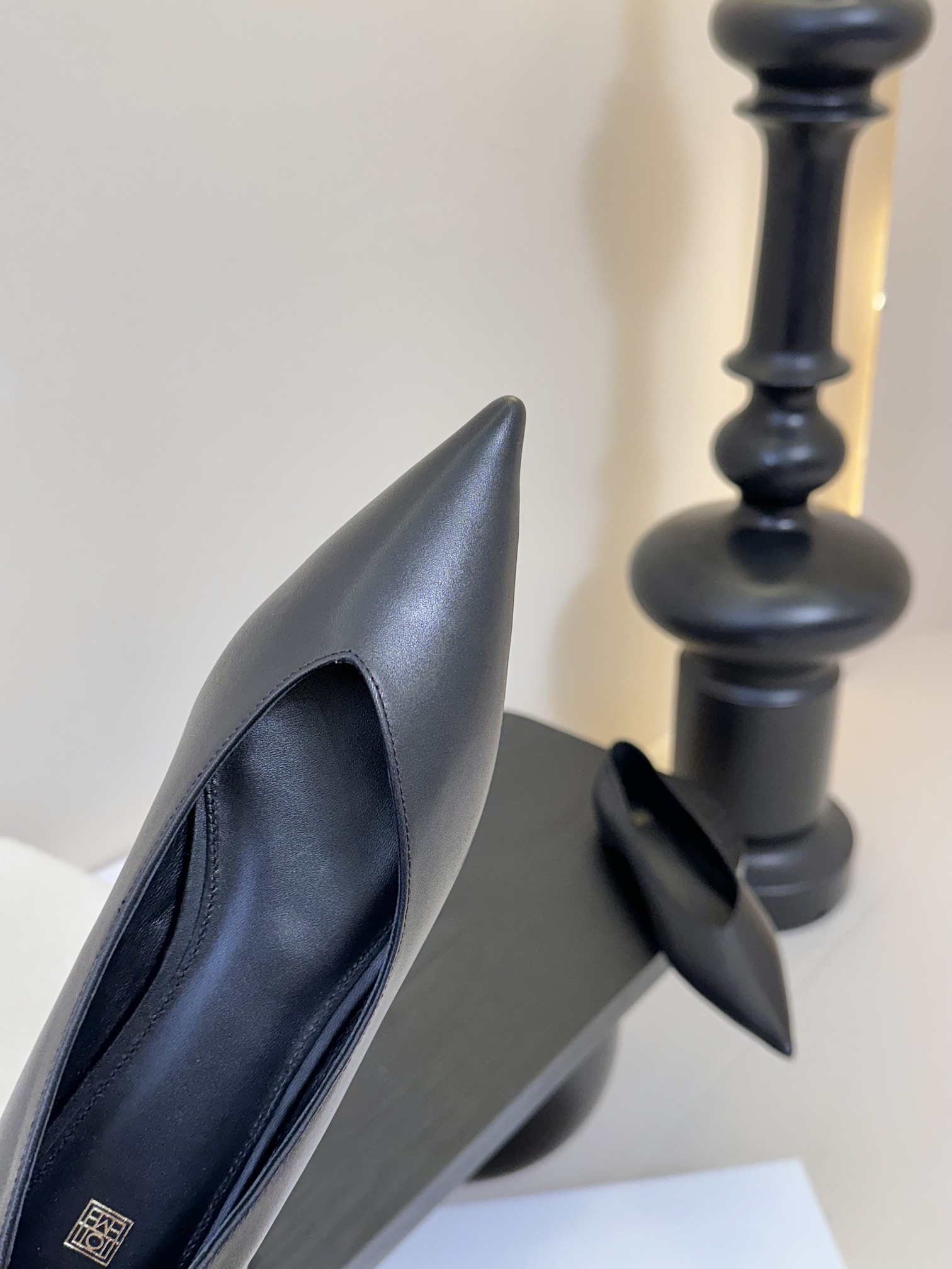 
TOTEM* 𝟐𝟓𝐀𝐖早春新品

小尖头不对称单品 即时尚又不失优雅个性  干练时髦 随意搭配

鞋面