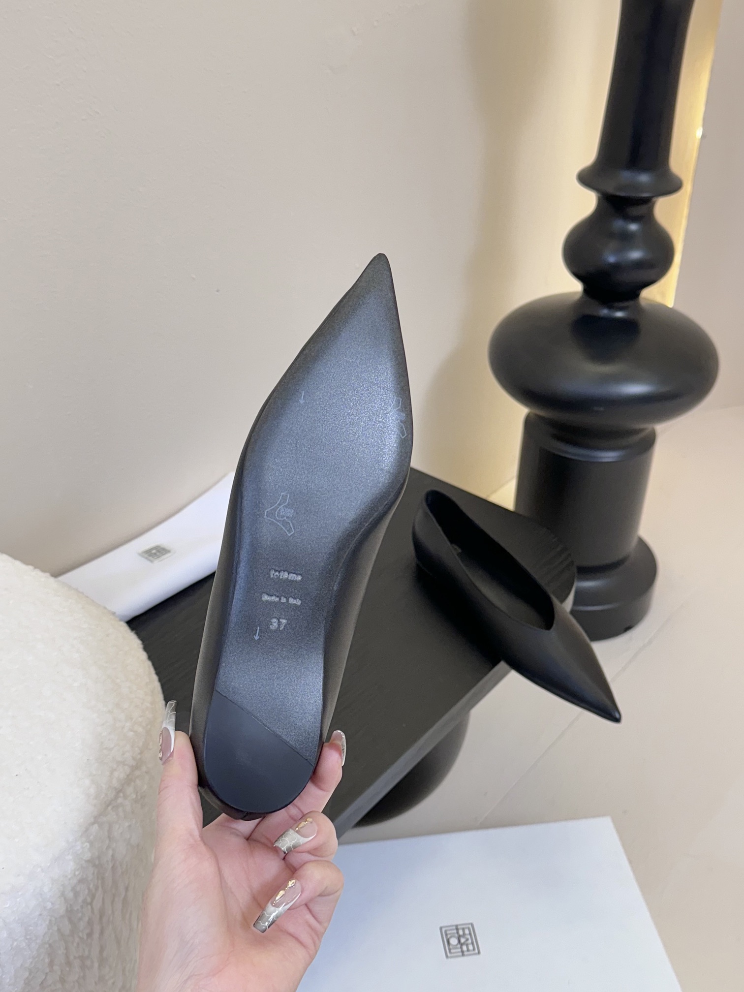 
TOTEM* 𝟐𝟓𝐀𝐖早春新品

小尖头不对称单品 即时尚又不失优雅个性  干练时髦 随意搭配

鞋面
