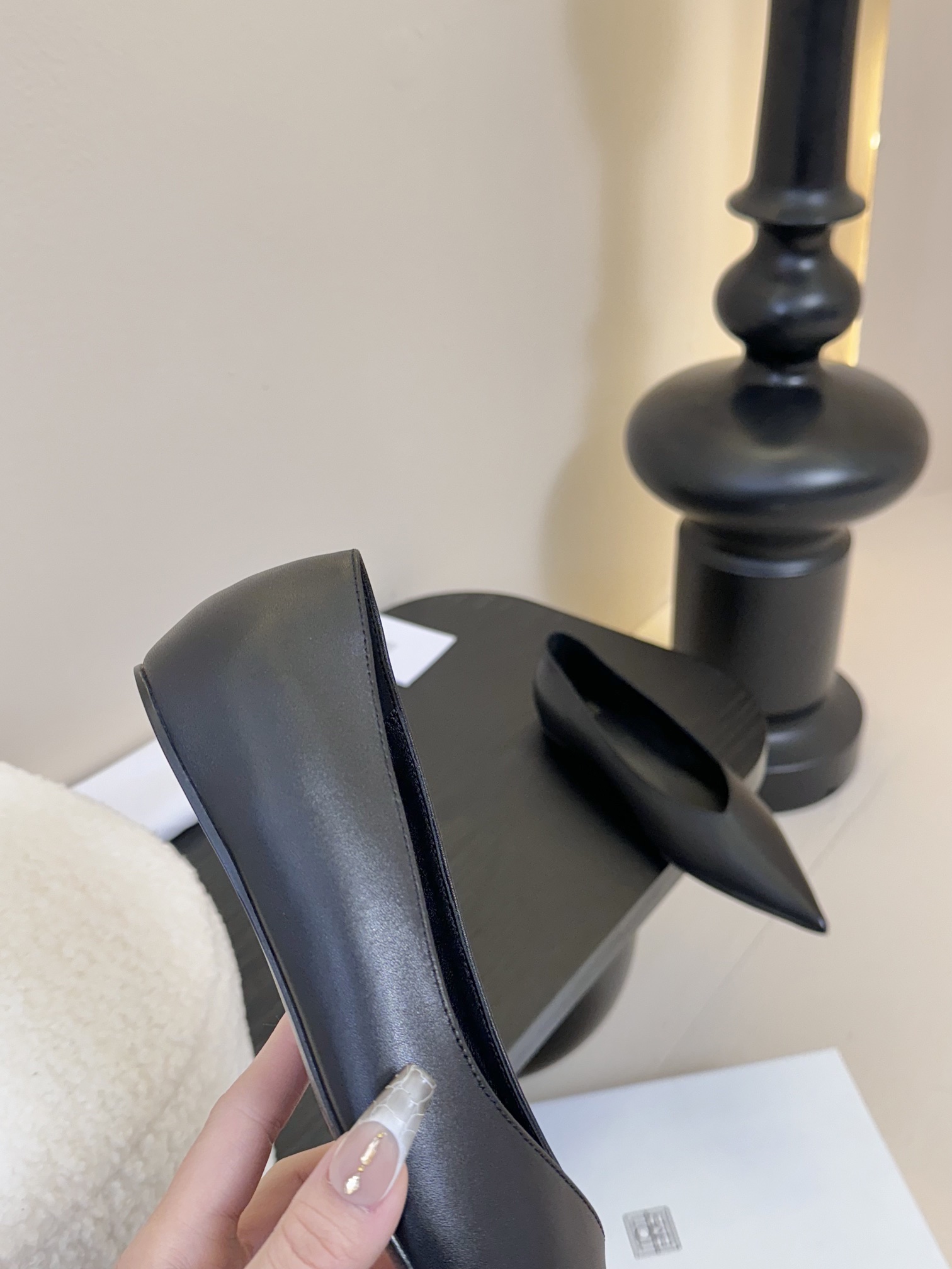 
TOTEM* 𝟐𝟓𝐀𝐖早春新品

小尖头不对称单品 即时尚又不失优雅个性  干练时髦 随意搭配

鞋面